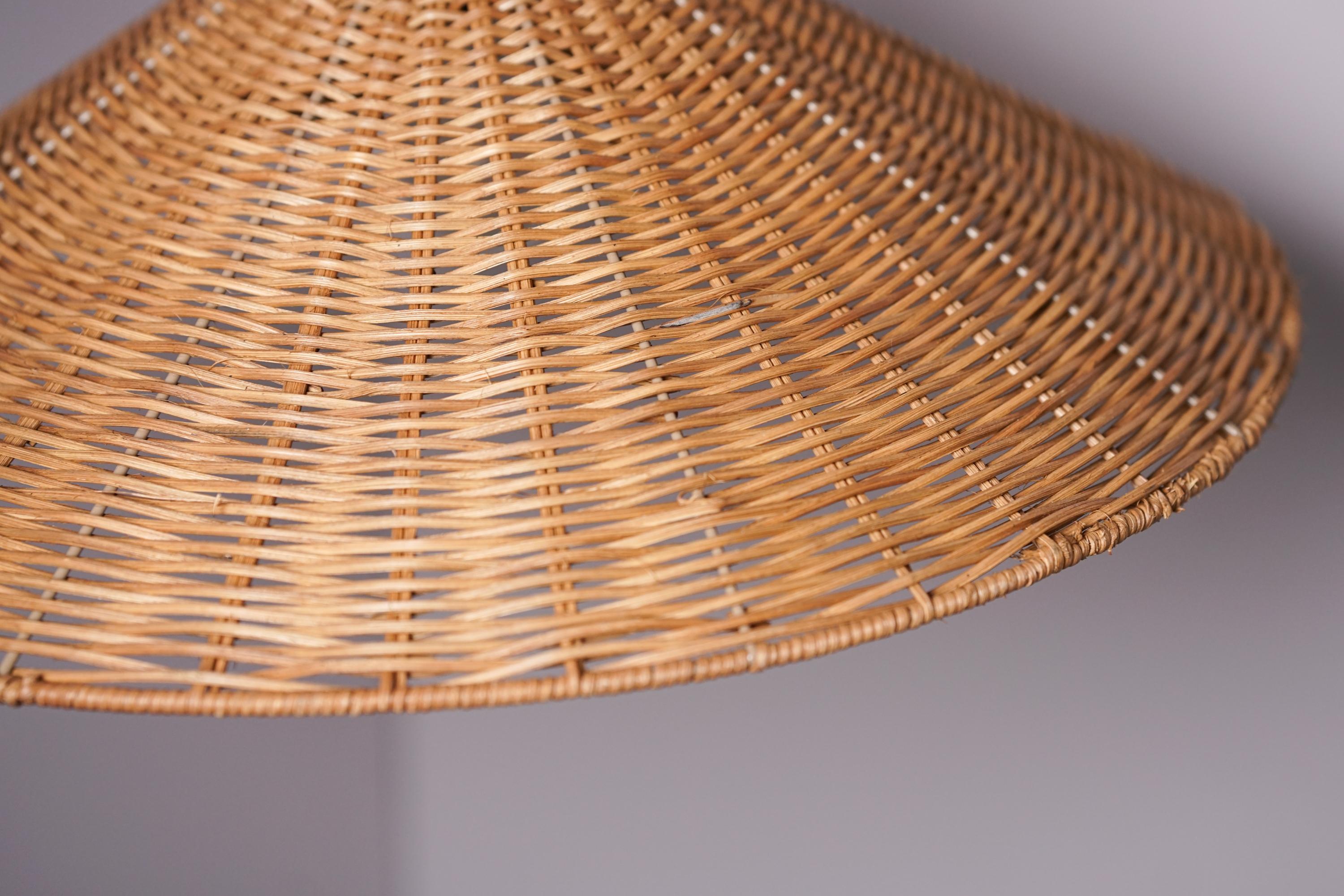 Brass and Wicker Wall Light, Itsu Oy, 1950s In Good Condition For Sale In Helsinki, Uusimaa