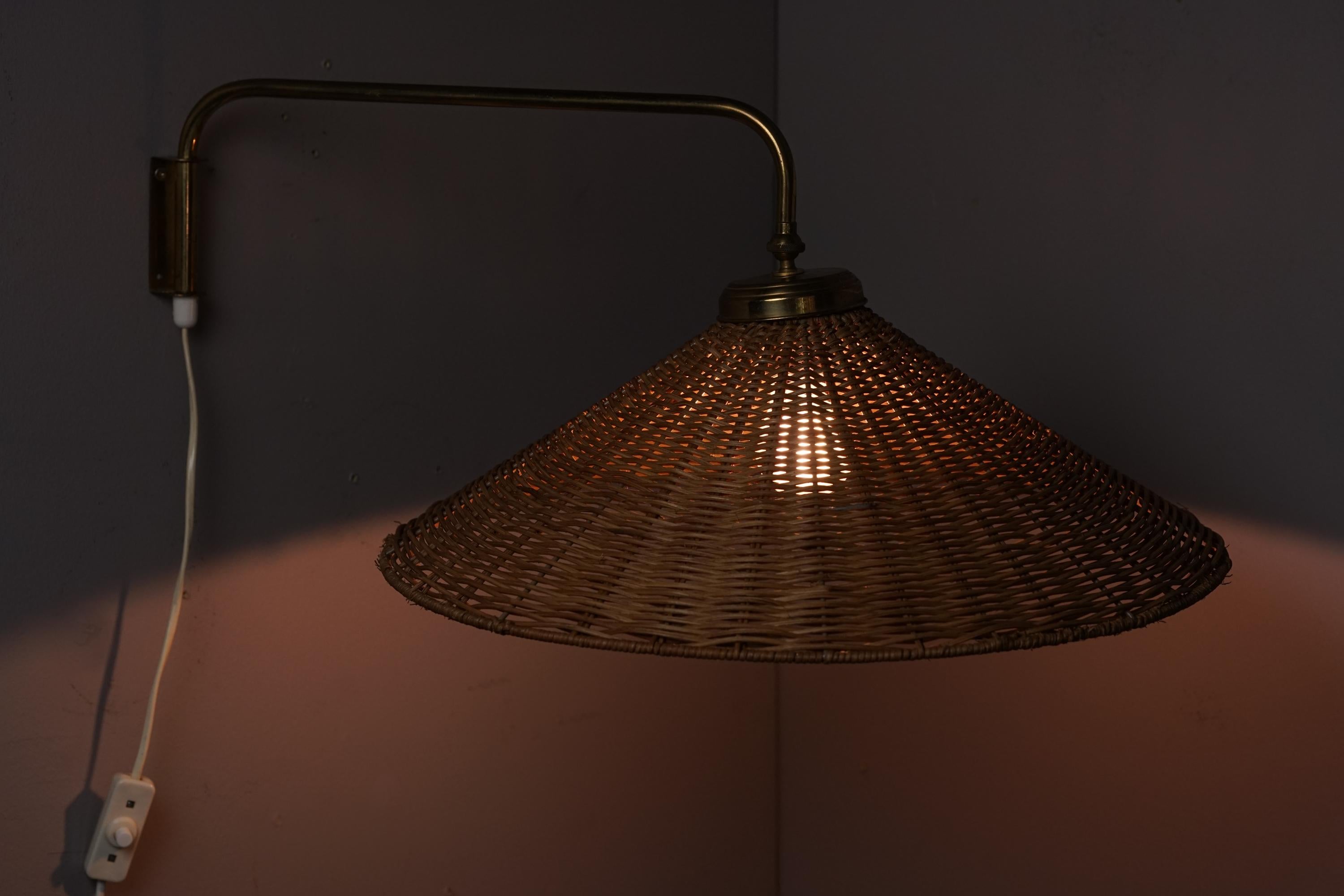 Brass and Wicker Wall Light, Itsu Oy, 1950s For Sale 1