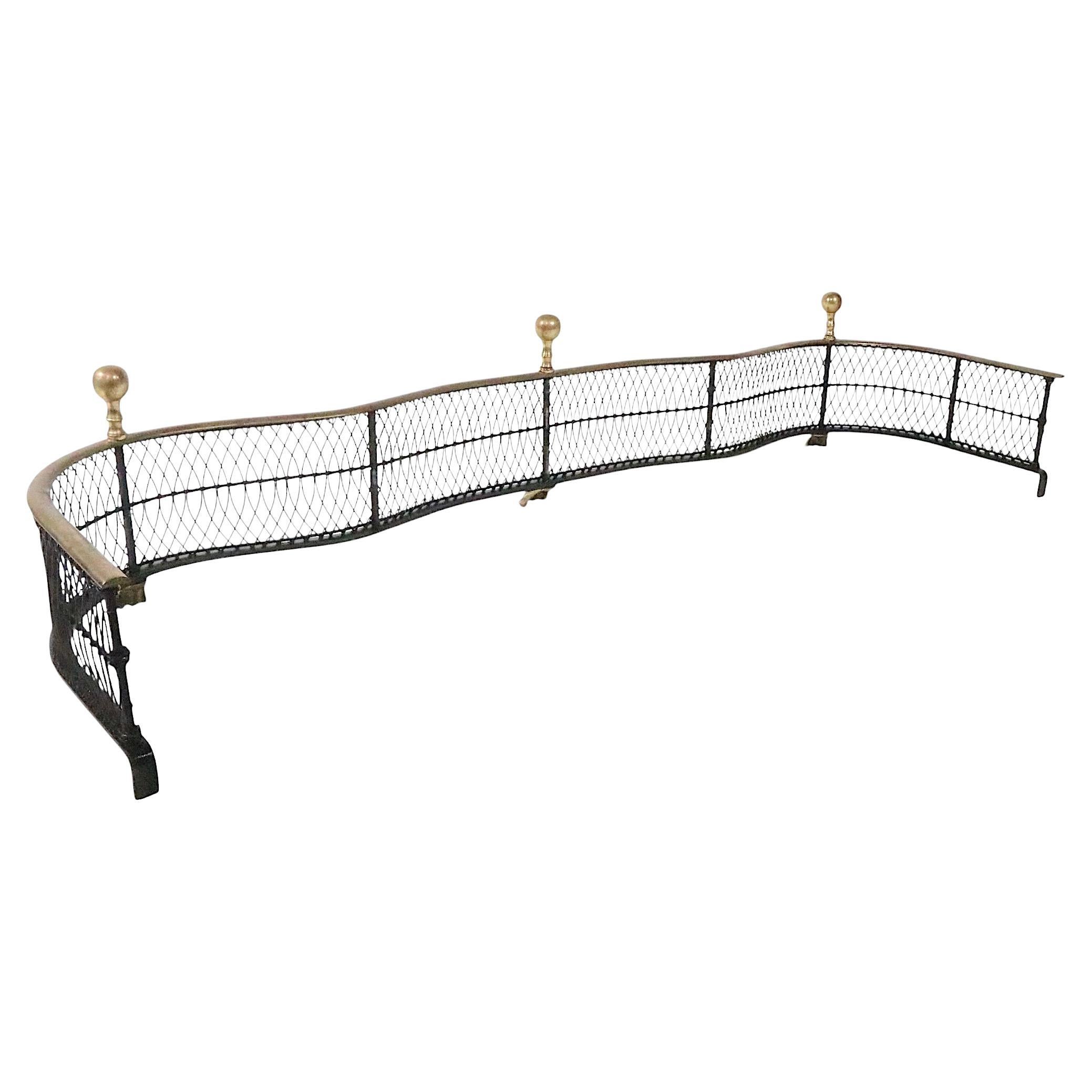 Parafango per caminetto in stile inglese, costruito con filo di ferro intrecciato, piedini a zampa in ottone e terminali a sfera in ottone. Questo esemplare è in ottime condizioni, pulito, originale e pronto all'uso e presenta solo una leggera usura