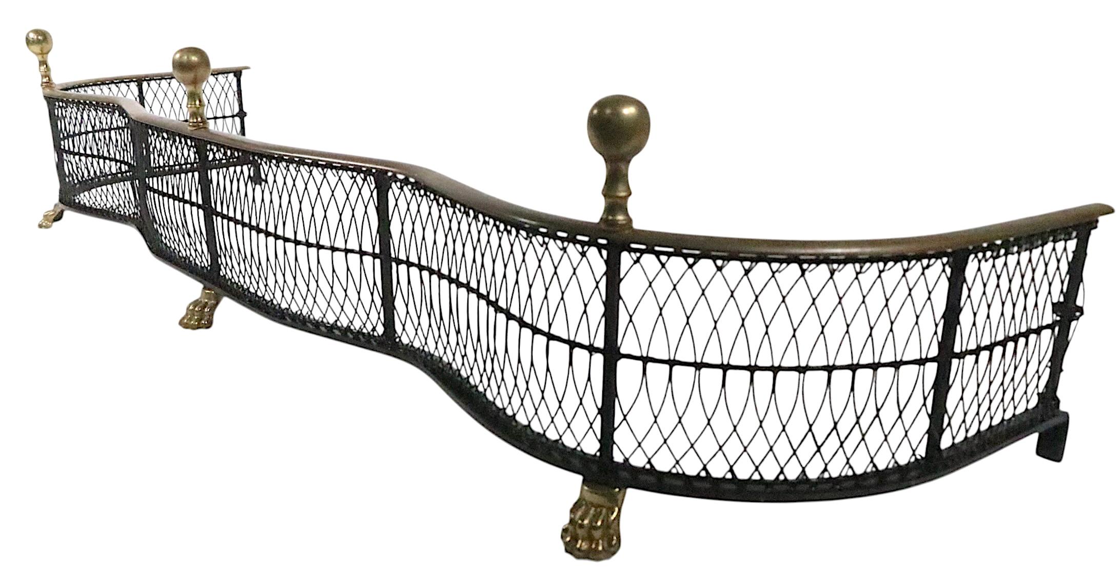 Parafuoco in ottone e filo a forma di serpentina con piedini a zampa e terminali Ball In condizioni buone in vendita a New York, NY