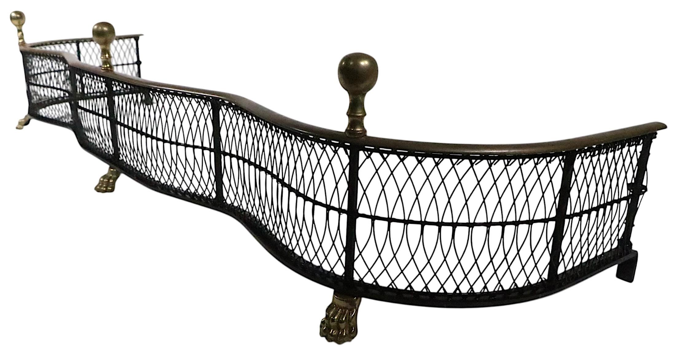 XX secolo Parafuoco in ottone e filo a forma di serpentina con piedini a zampa e terminali Ball in vendita