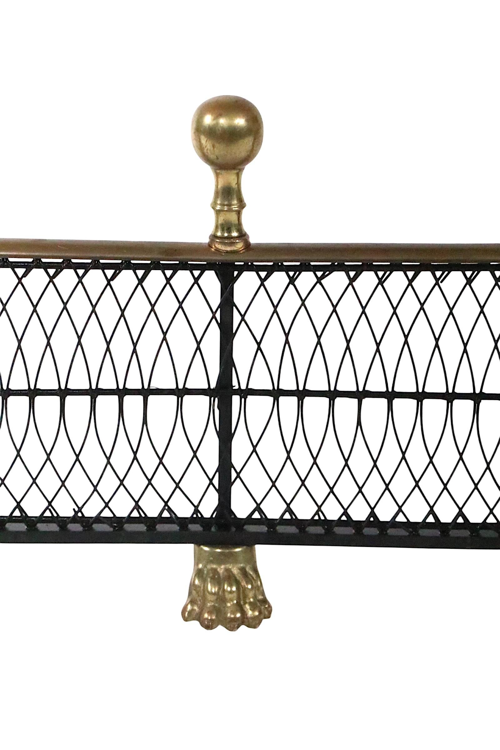 Parafuoco in ottone e filo a forma di serpentina con piedini a zampa e terminali Ball in vendita 1