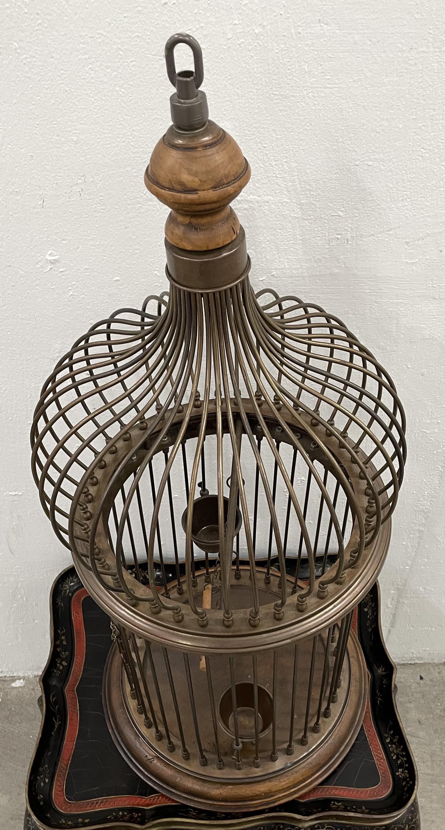Cage à oiseaux des années 1940 avec plateau supérieur en forme d'oignon bombé Excellent état - En vente à San Francisco, CA