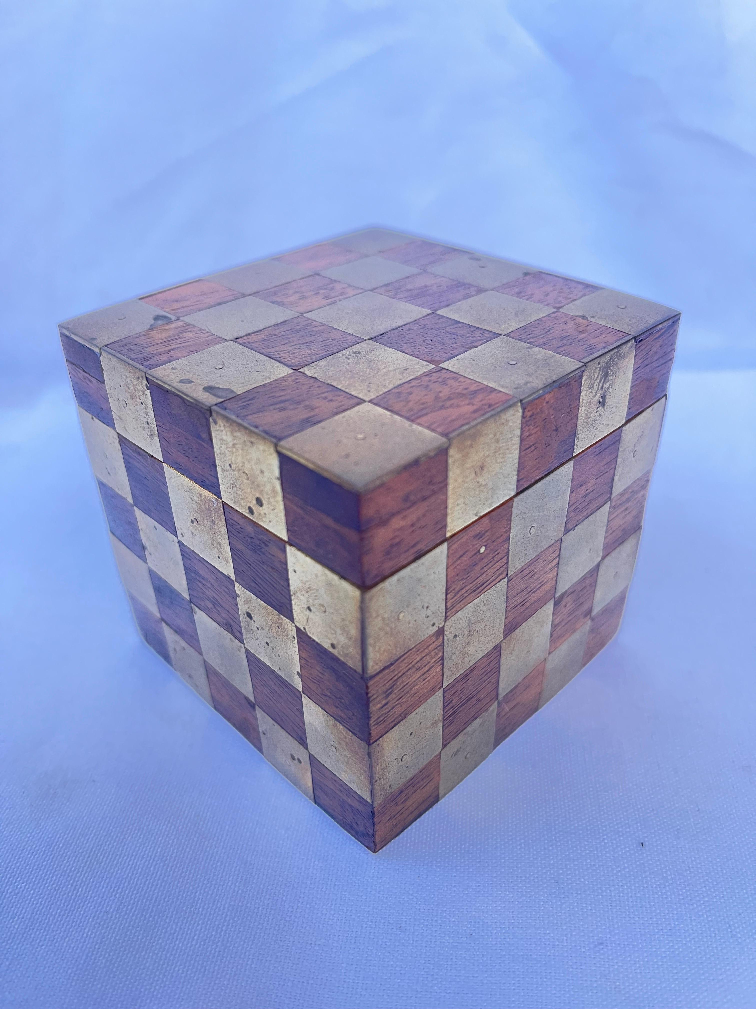 Brass and Wood Checkerboard Inlaid Lidded Cube Box Paperweight Desk Accessory In Good Condition In Atlanta, GA