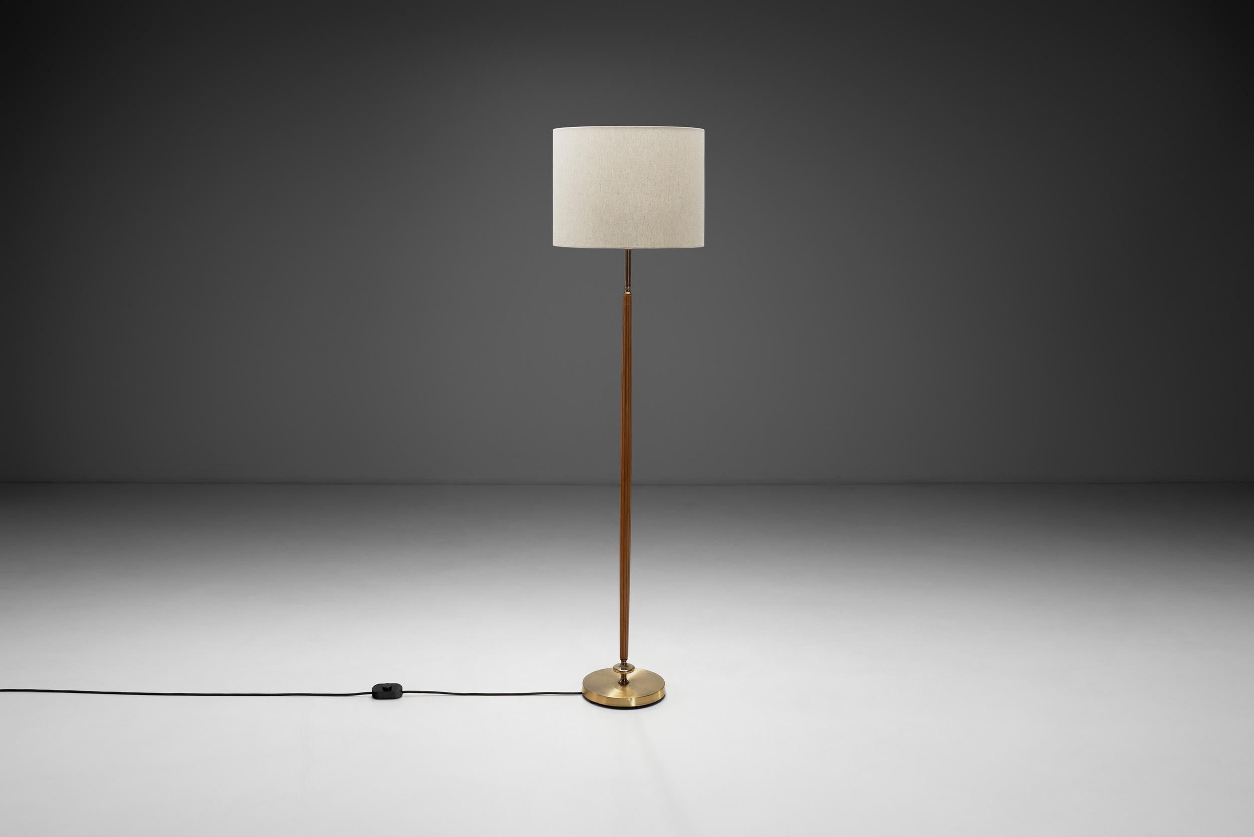 Brass and Wood Floor Lamp by Falkenbergs Belysning, Sweden Mid-20th Century In Good Condition In Utrecht, NL