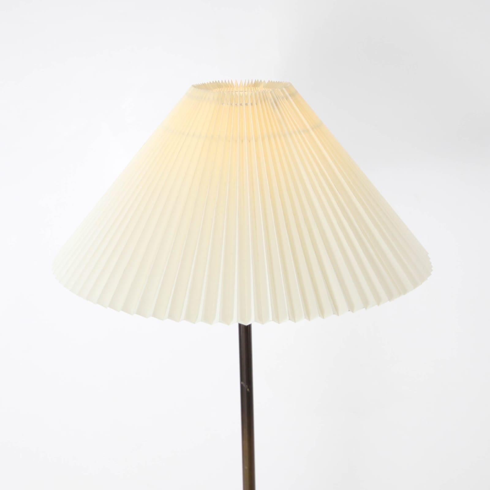 Preciosa lámpara de pie de latón y madera de los años setenta.
Gran calidad y estado. 