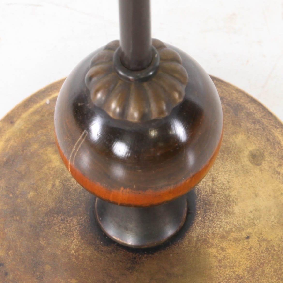 Lámpara de pie de latón y madera finales del siglo XX en venta