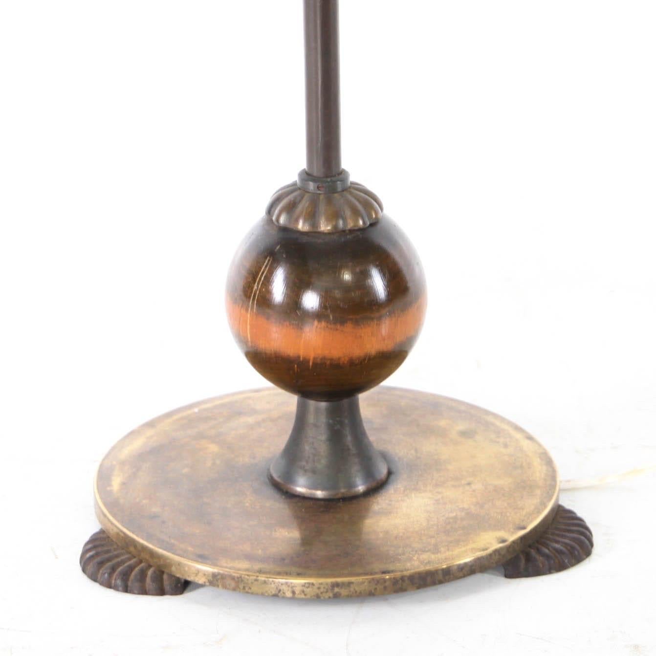 Lámpara de pie de latón y madera en venta 1