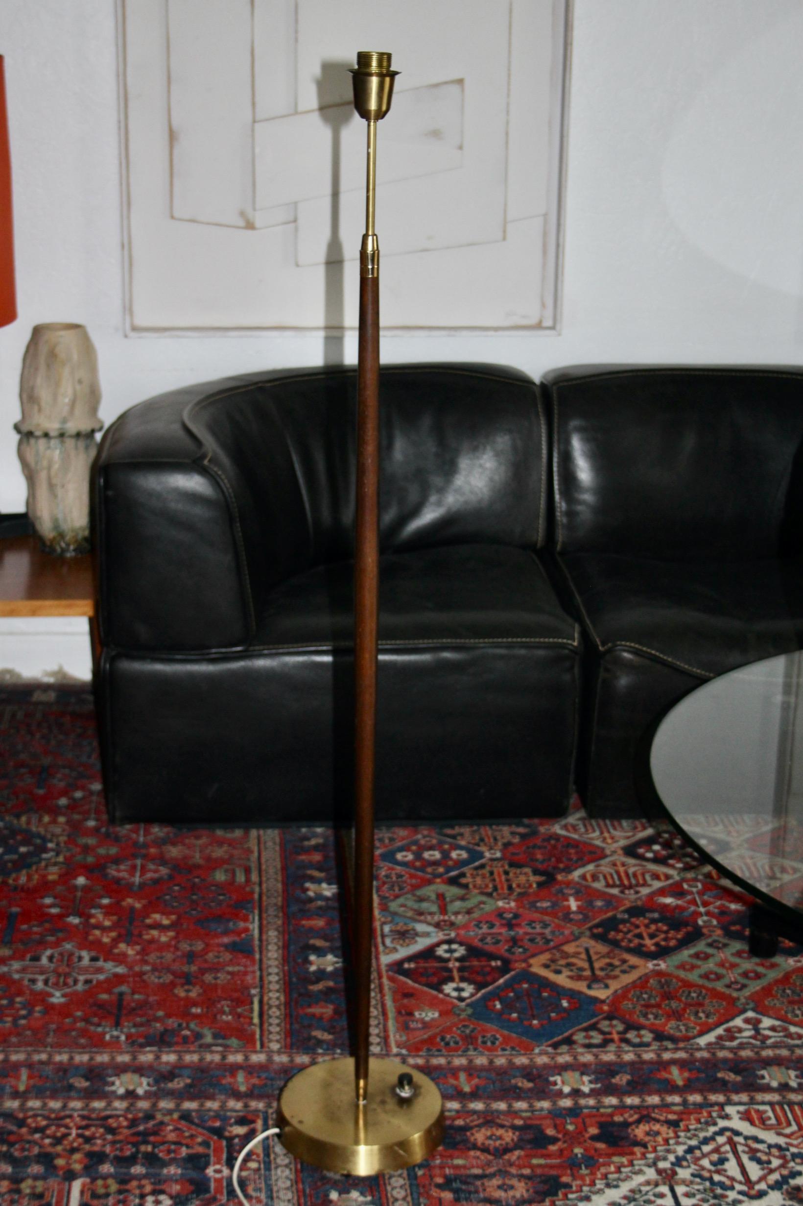 Lámpara de pie de latón y madera en venta 2