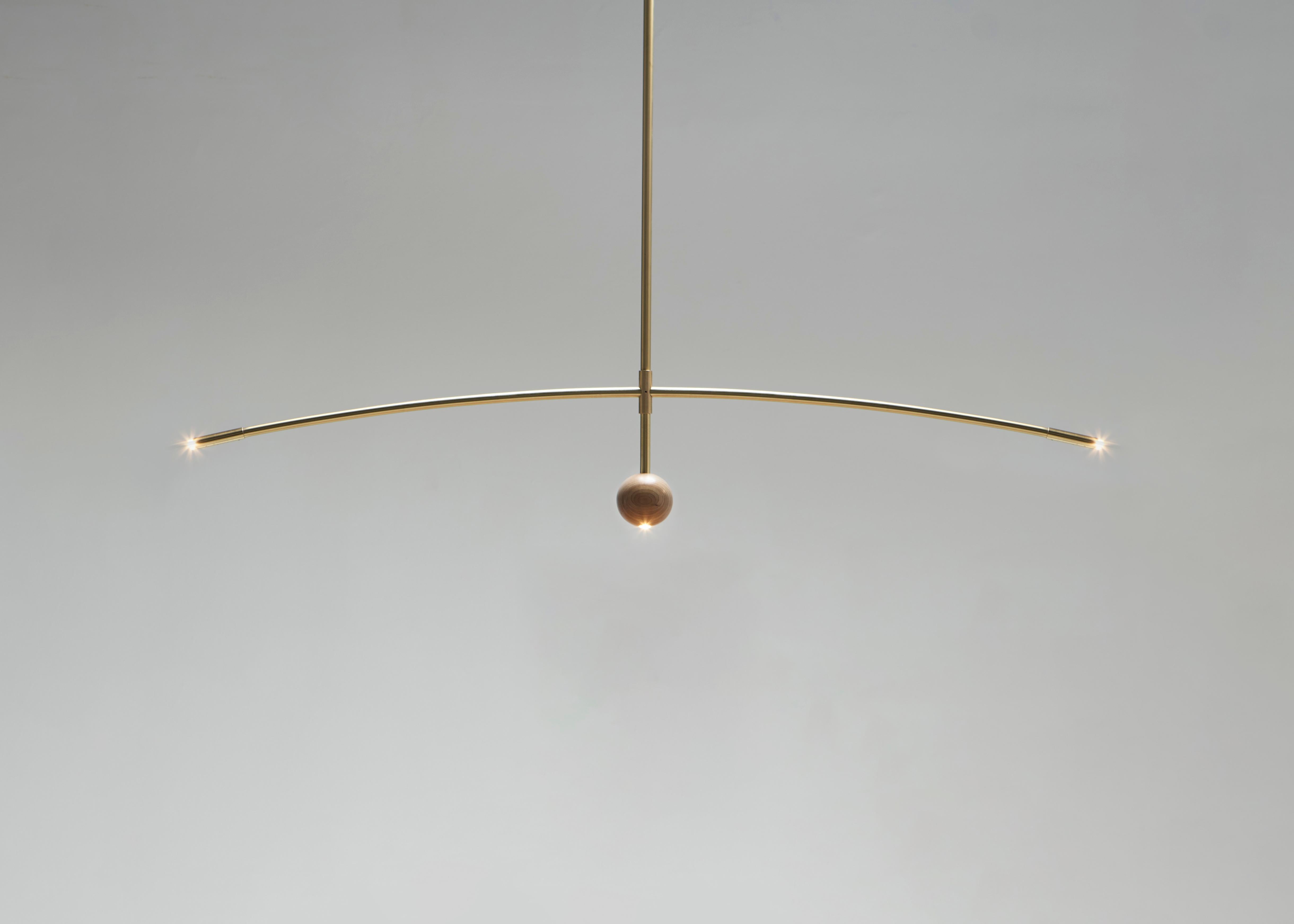 Postmoderno Flutua Luminária in ottone e legno di Andre Ferri Atelier in vendita