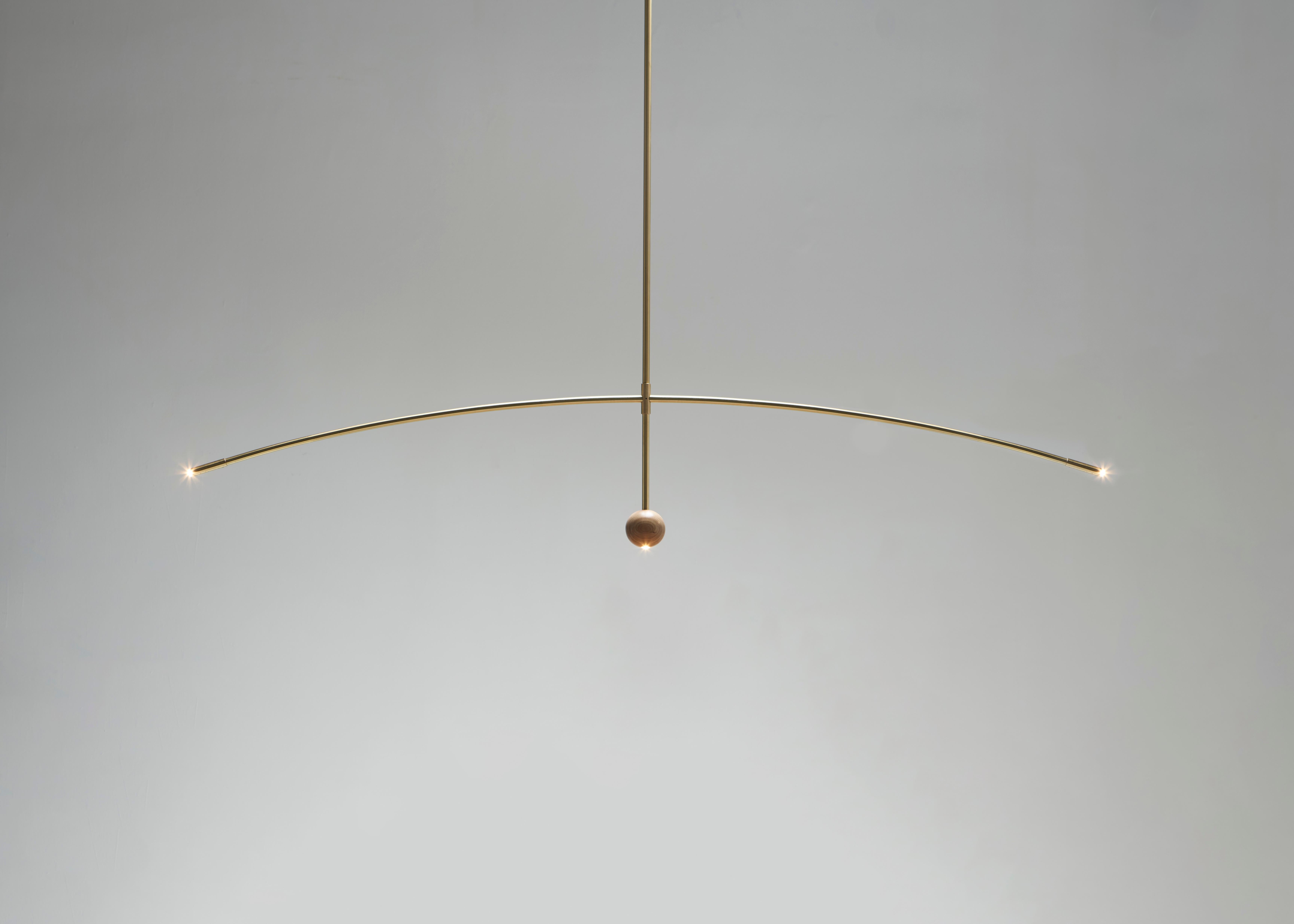 Brasiliano Flutua Luminária in ottone e legno di Andre Ferri Atelier in vendita