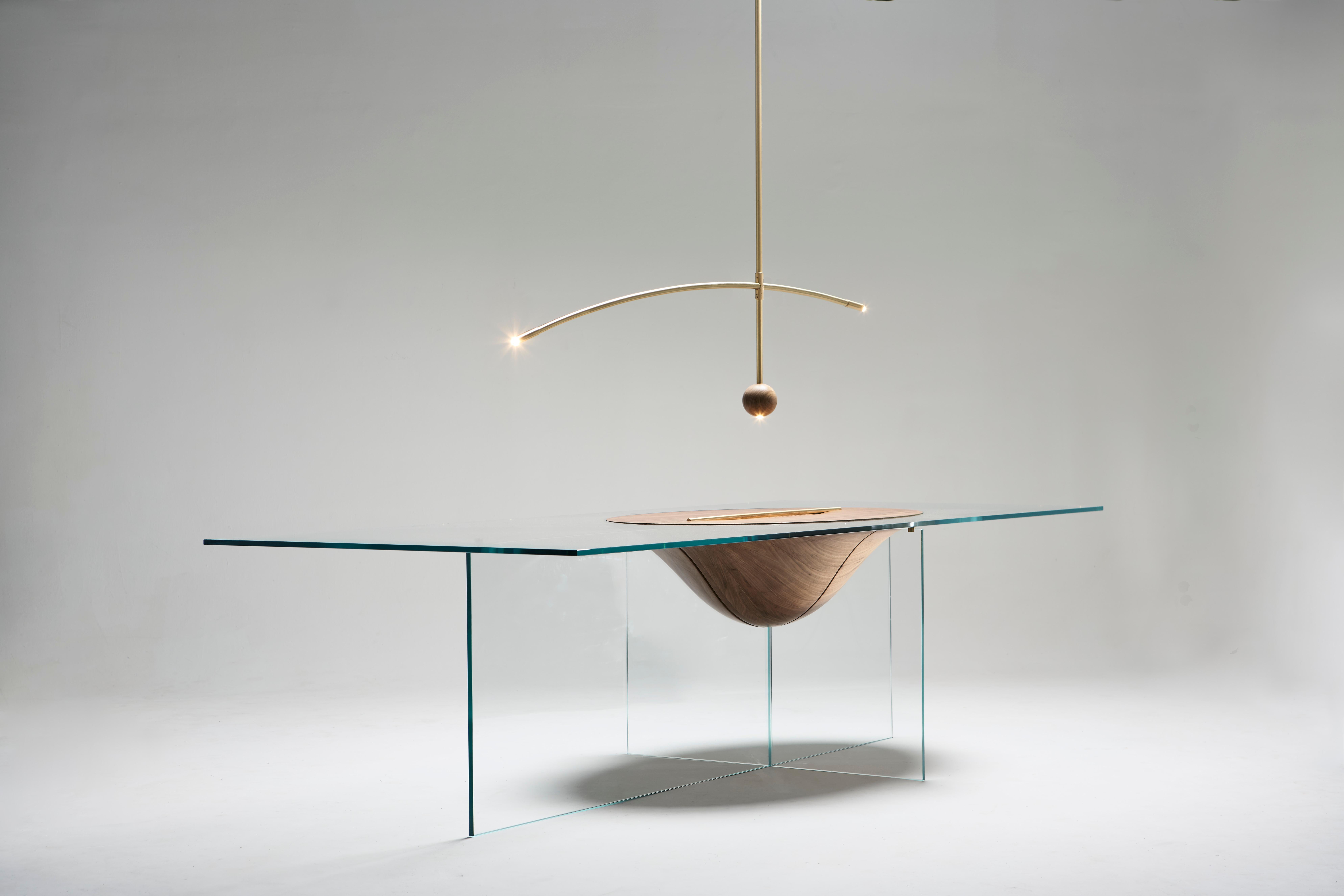 XXI secolo e contemporaneo Flutua Luminária in ottone e legno di Andre Ferri Atelier in vendita