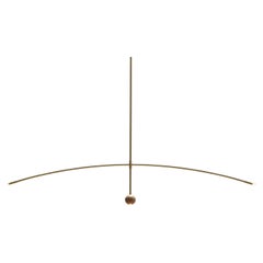 Flutua Luminária in ottone e legno di Andre Ferri Atelier