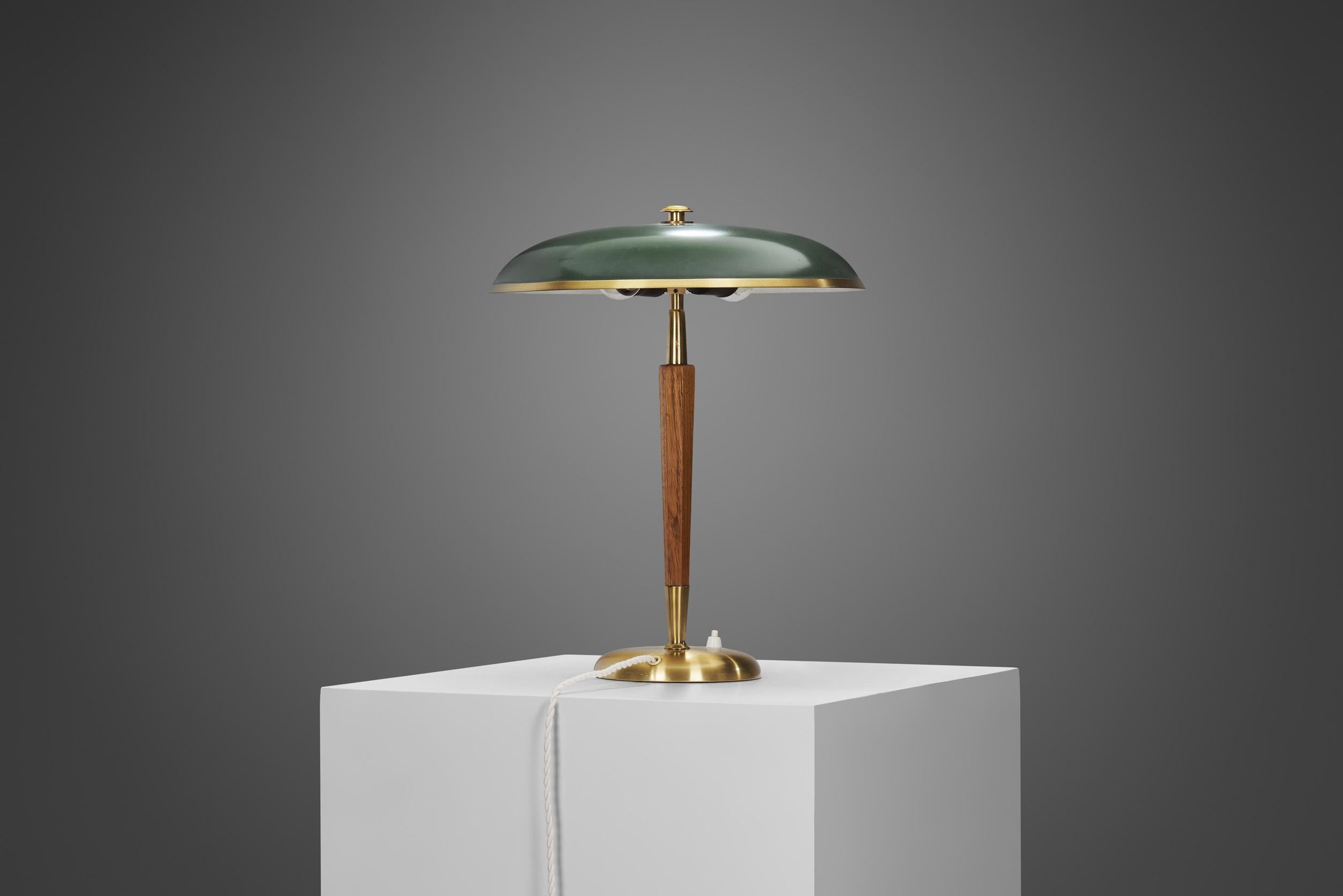 Milieu du XXe siècle Lampe de table en laiton et Wood 