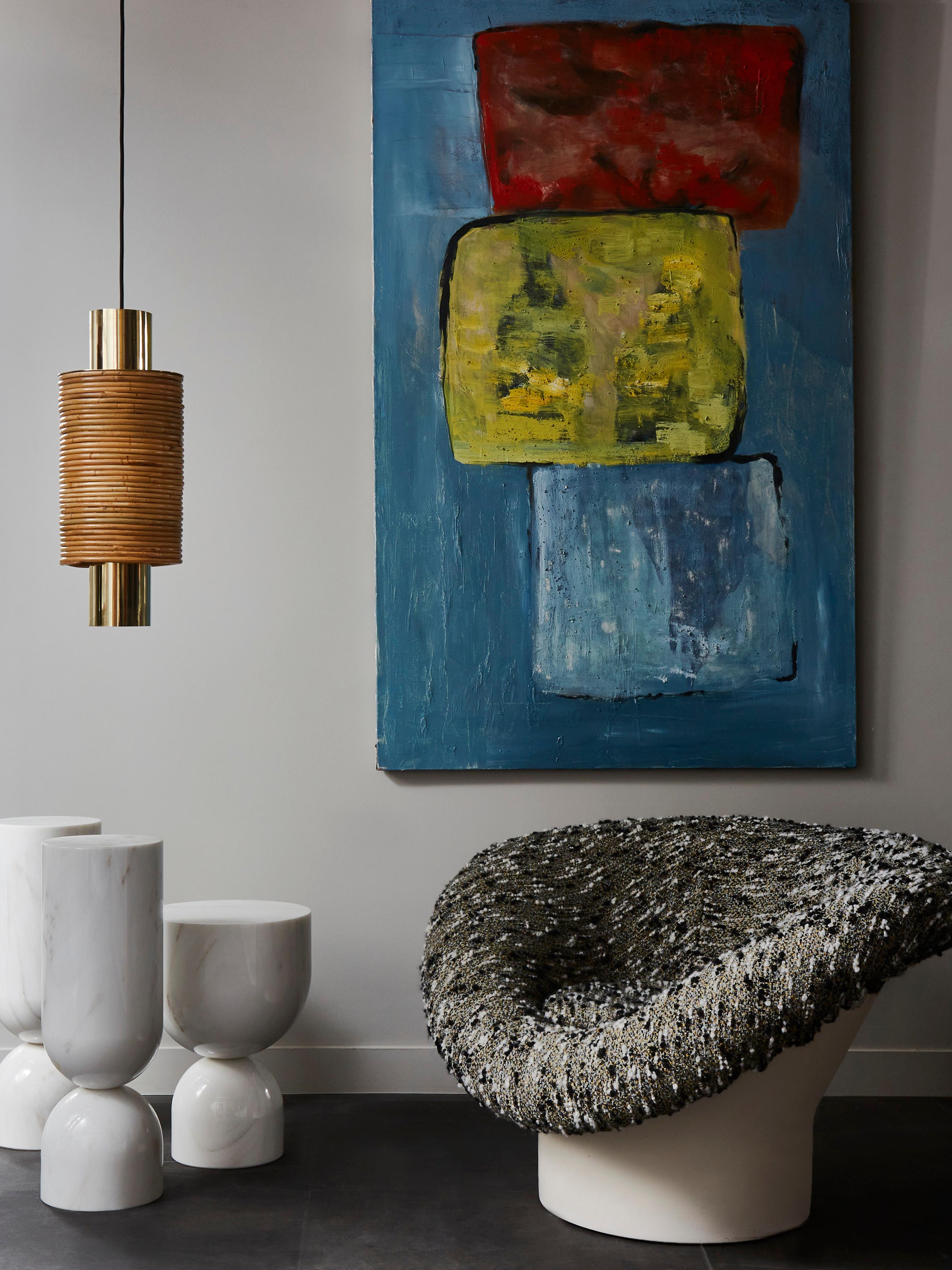 Chic cylindrical suspensions made of natural brass and wood outer layer.