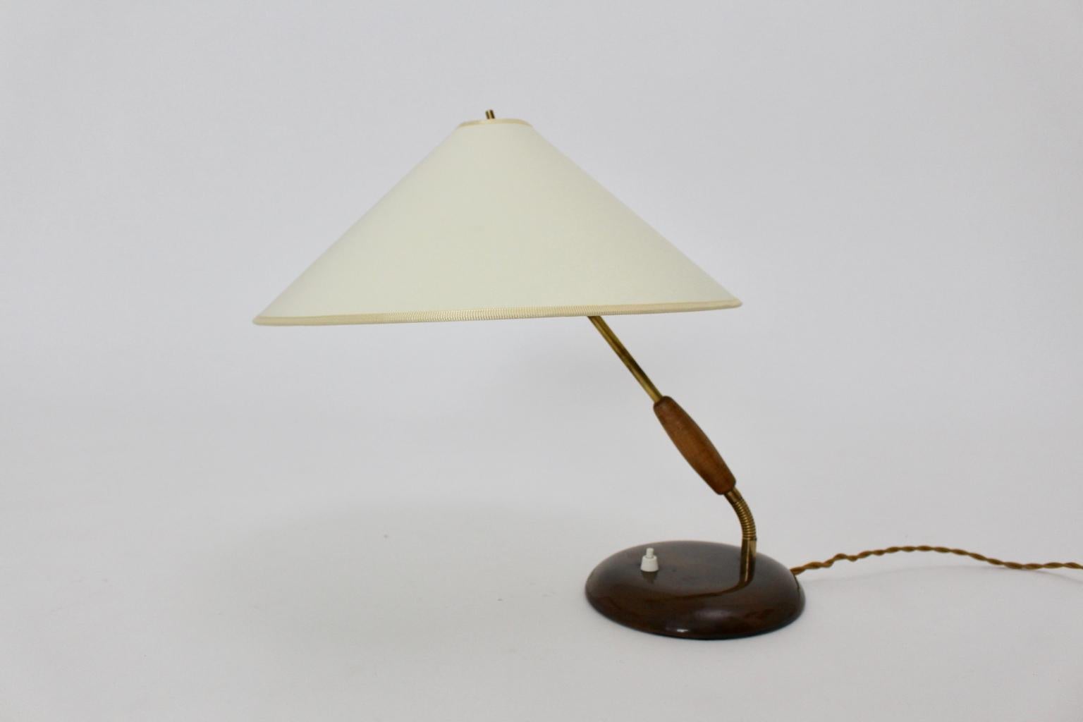 Brass Beech Vintage Table Lamp attributed to Giuseppe Ostuni Italy 1940s In Good Condition For Sale In Vienna, AT