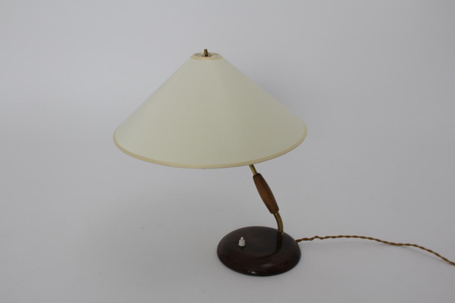 Mid-20th Century Brass Beech Vintage Table Lamp attributed to Giuseppe Ostuni Italy 1940s For Sale