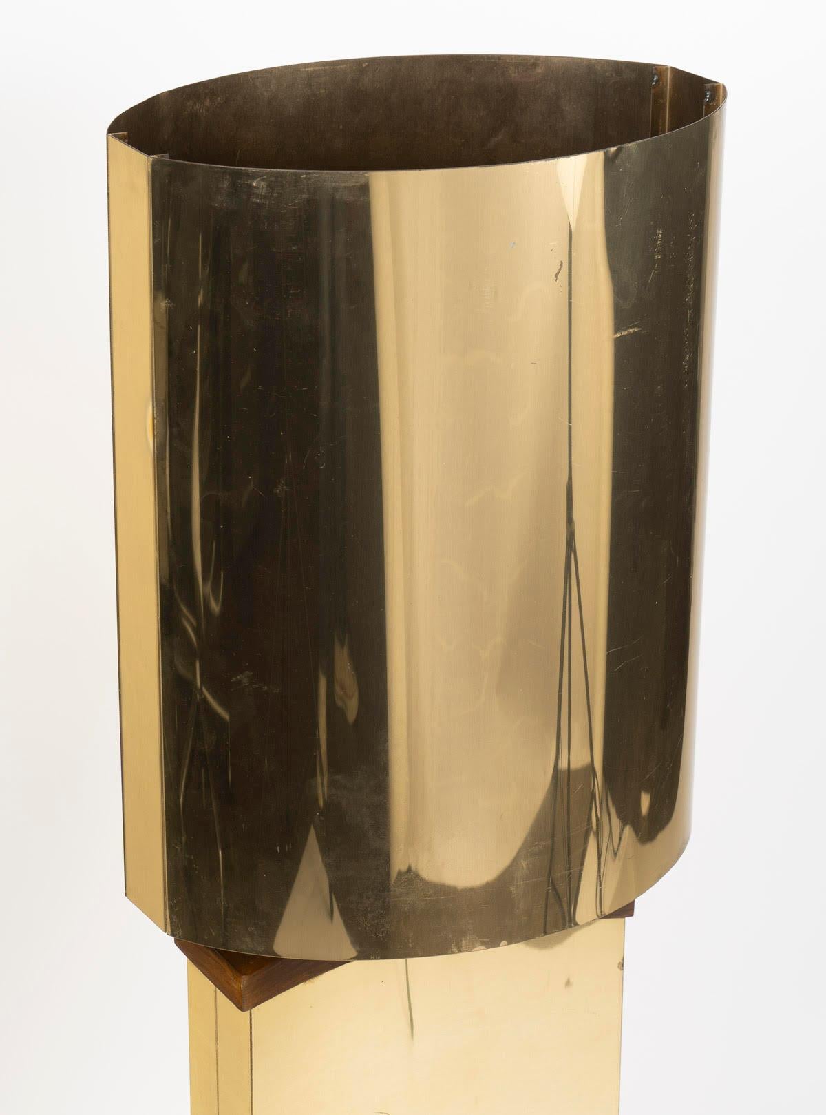 Brass and wood table lamp from the 1970s.

Brass and wood table lamp from the 1970s, with minor scratches and oxidation.  
h: 110cm, w: 37cm, d: 27.5cm
