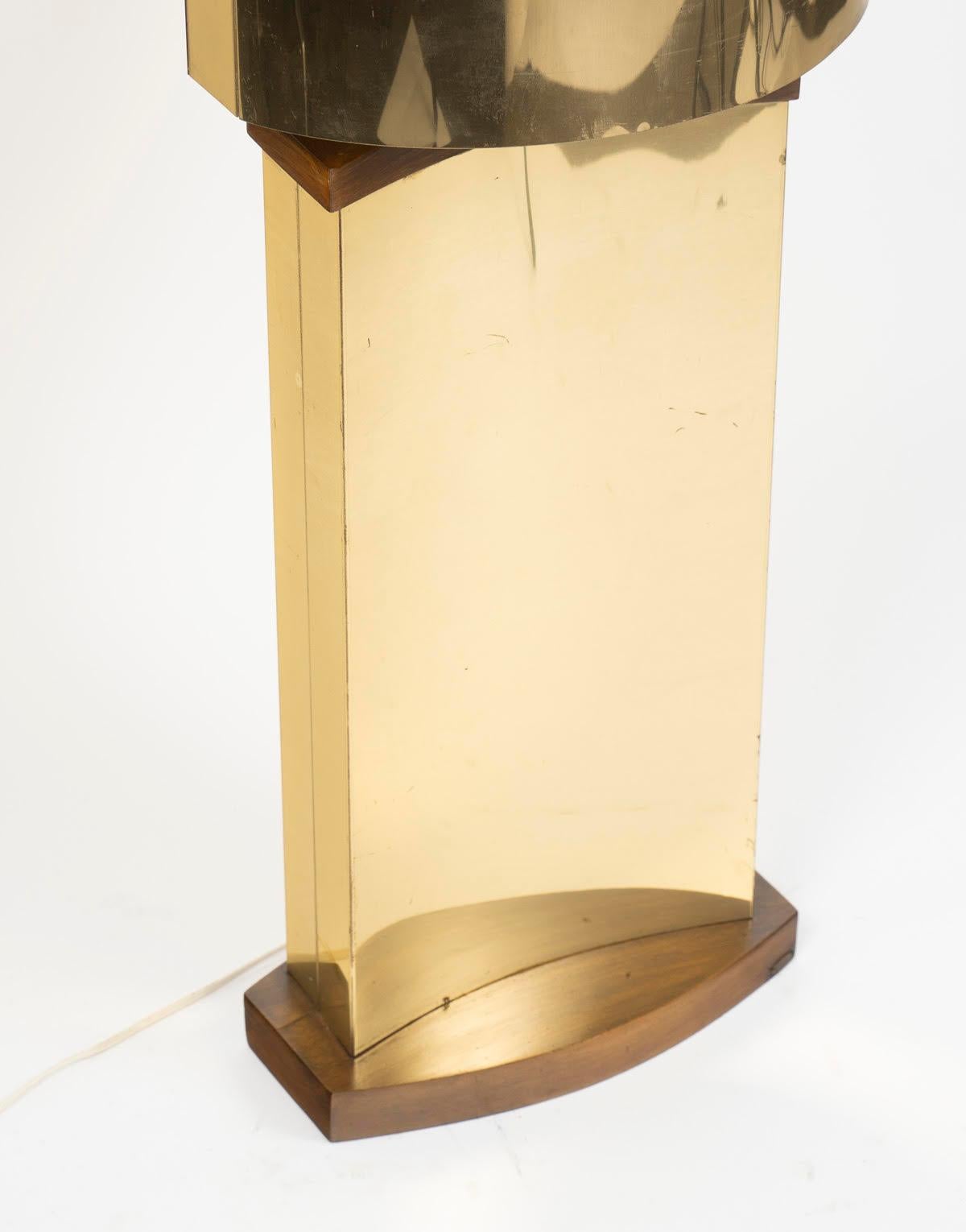 Moderne Lampe de table en laiton et bois des années 1970. en vente