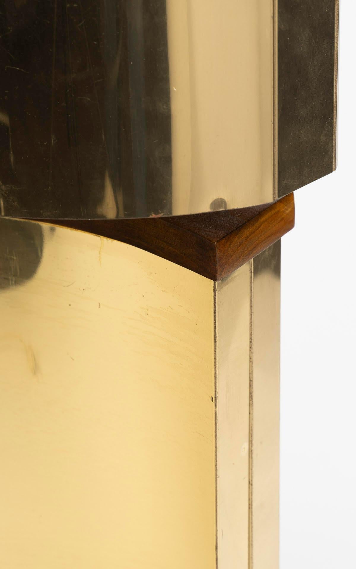 20ième siècle Lampe de table en laiton et bois des années 1970. en vente