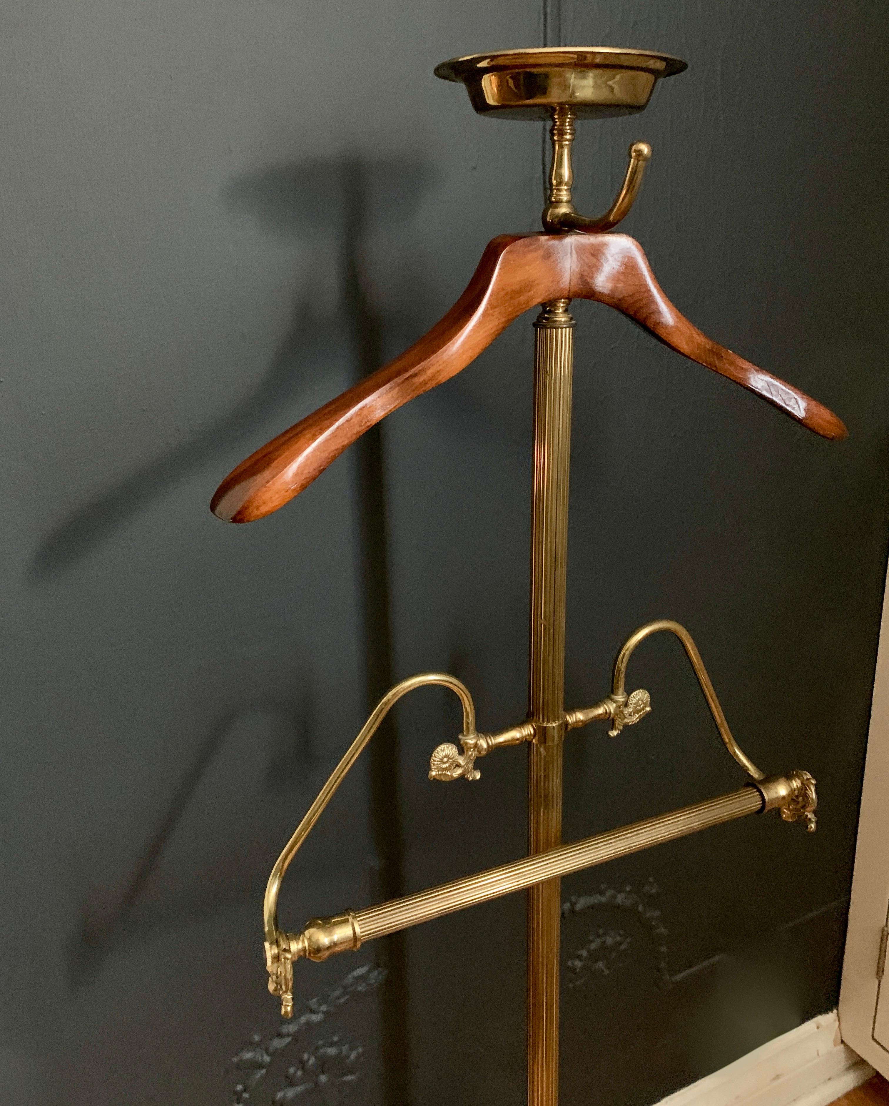 Brass and wood valet in the manner of Maison Jansen - a wonderful valet for the bedroom, dressing room or closet. Details on the brass and the polished wood are in very good condition and very sophisticated. The base has bit of patina and overall a
