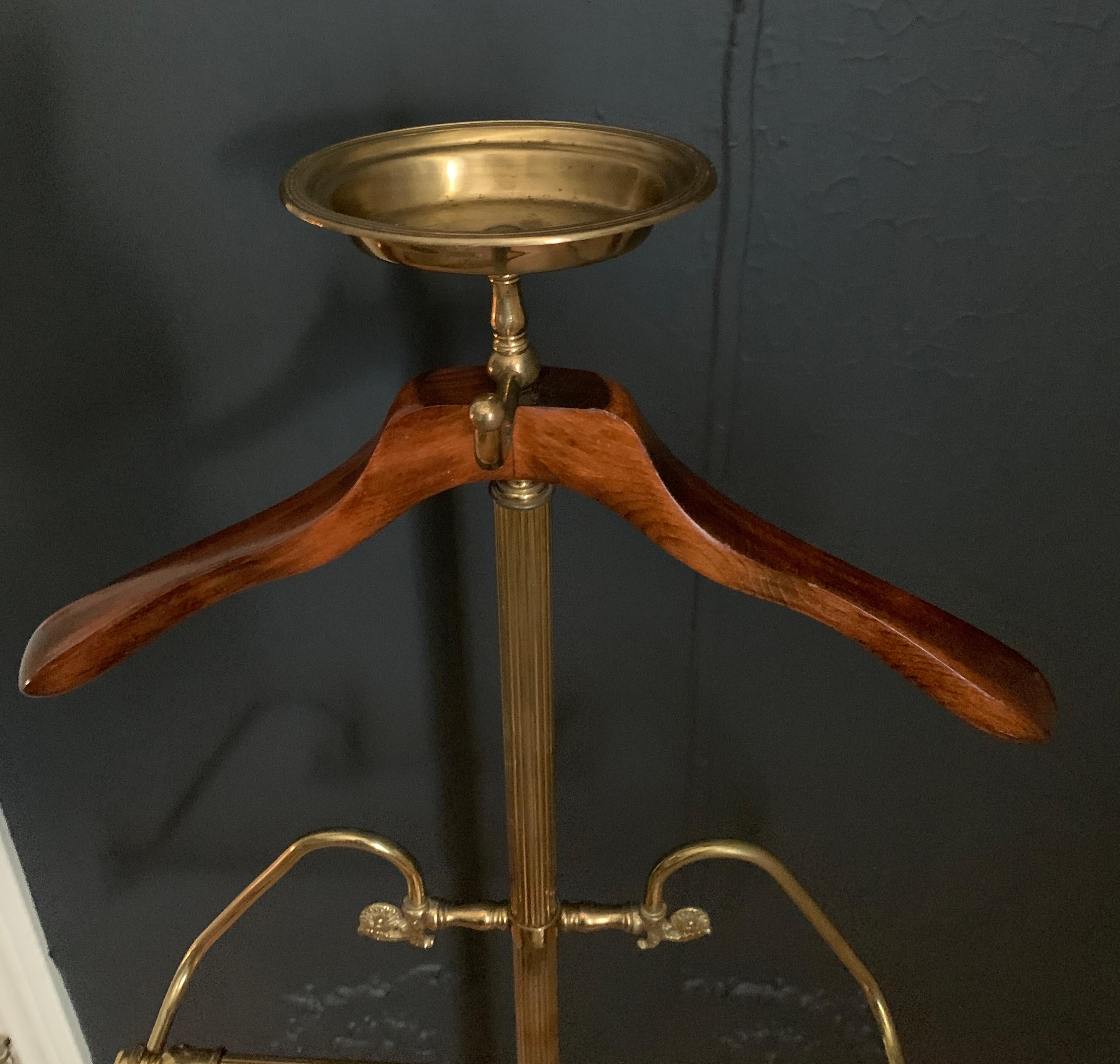 Brass and Wood Valet in the Manner of Maison Jansen In Good Condition For Sale In Los Angeles, CA
