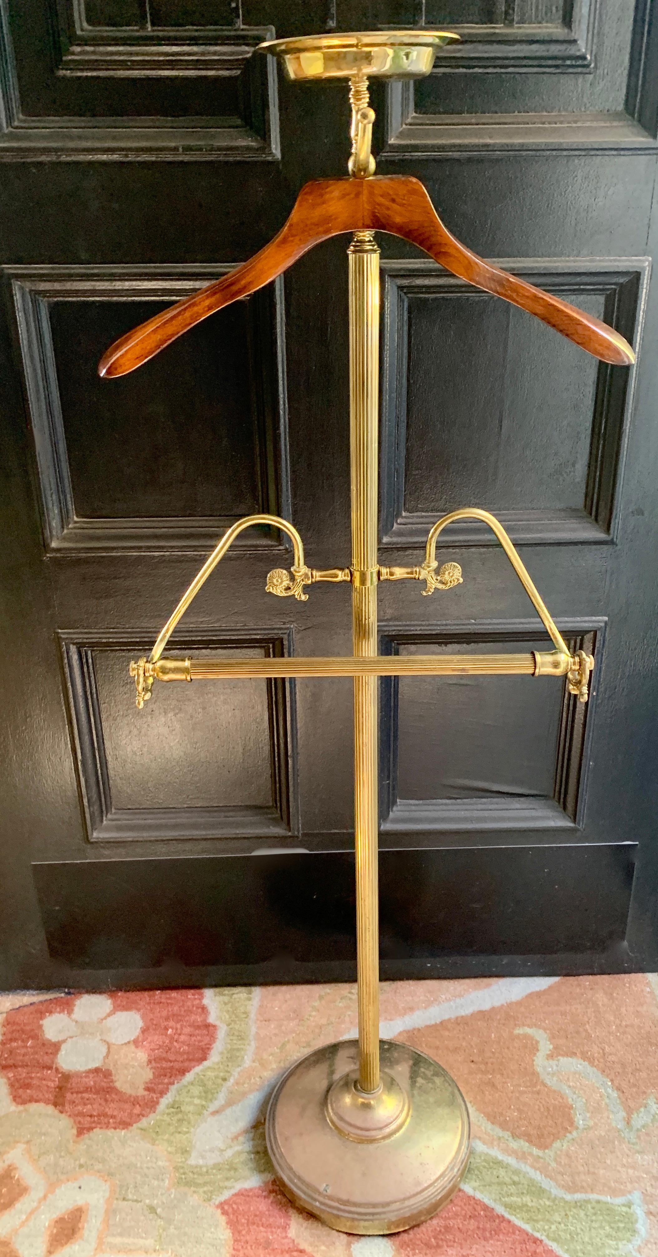 Brass and Wood Valet in the Manner of Maison Jansen For Sale 1