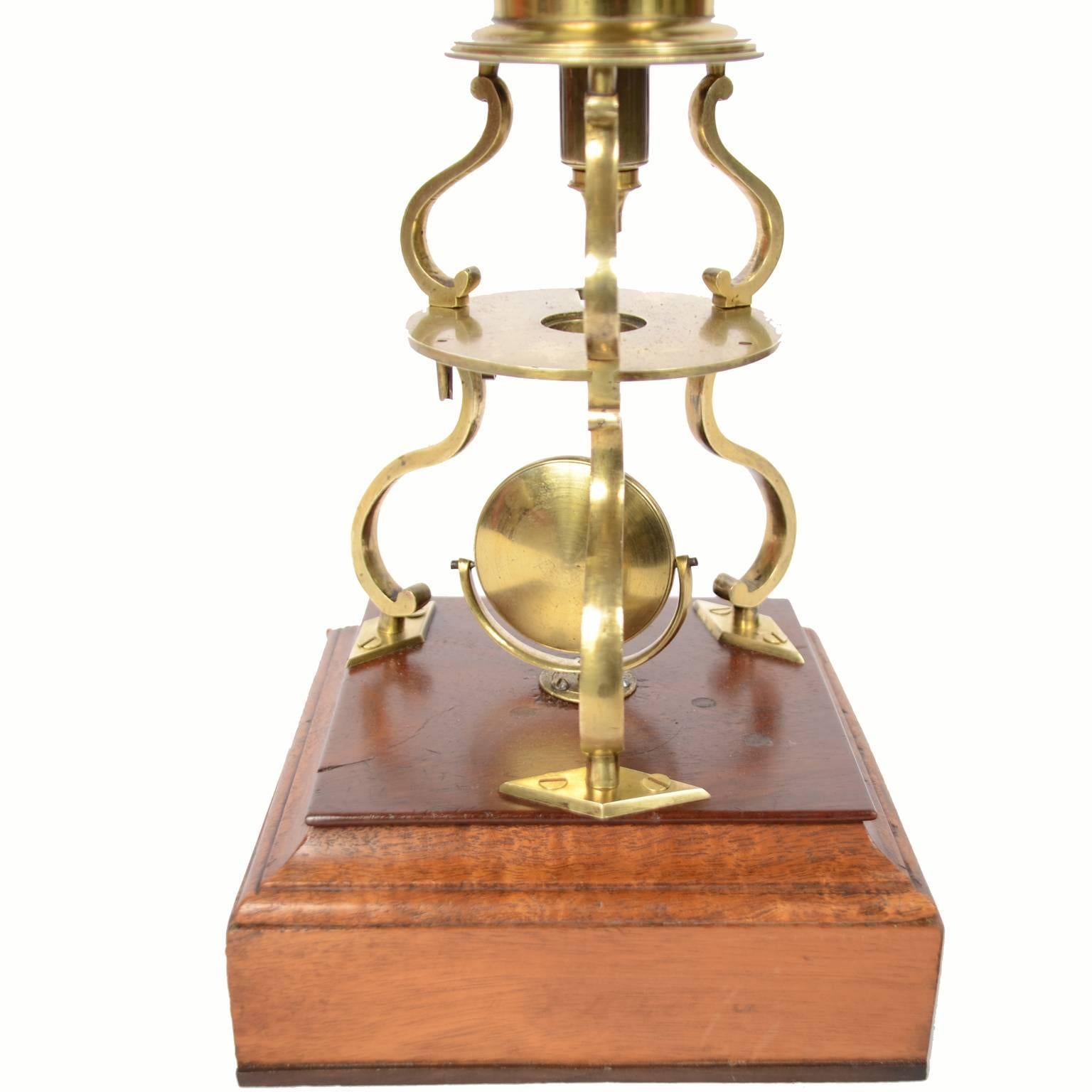Microscope en laiton et bois:: modèle Culpeper:: vers 1770-1790 3