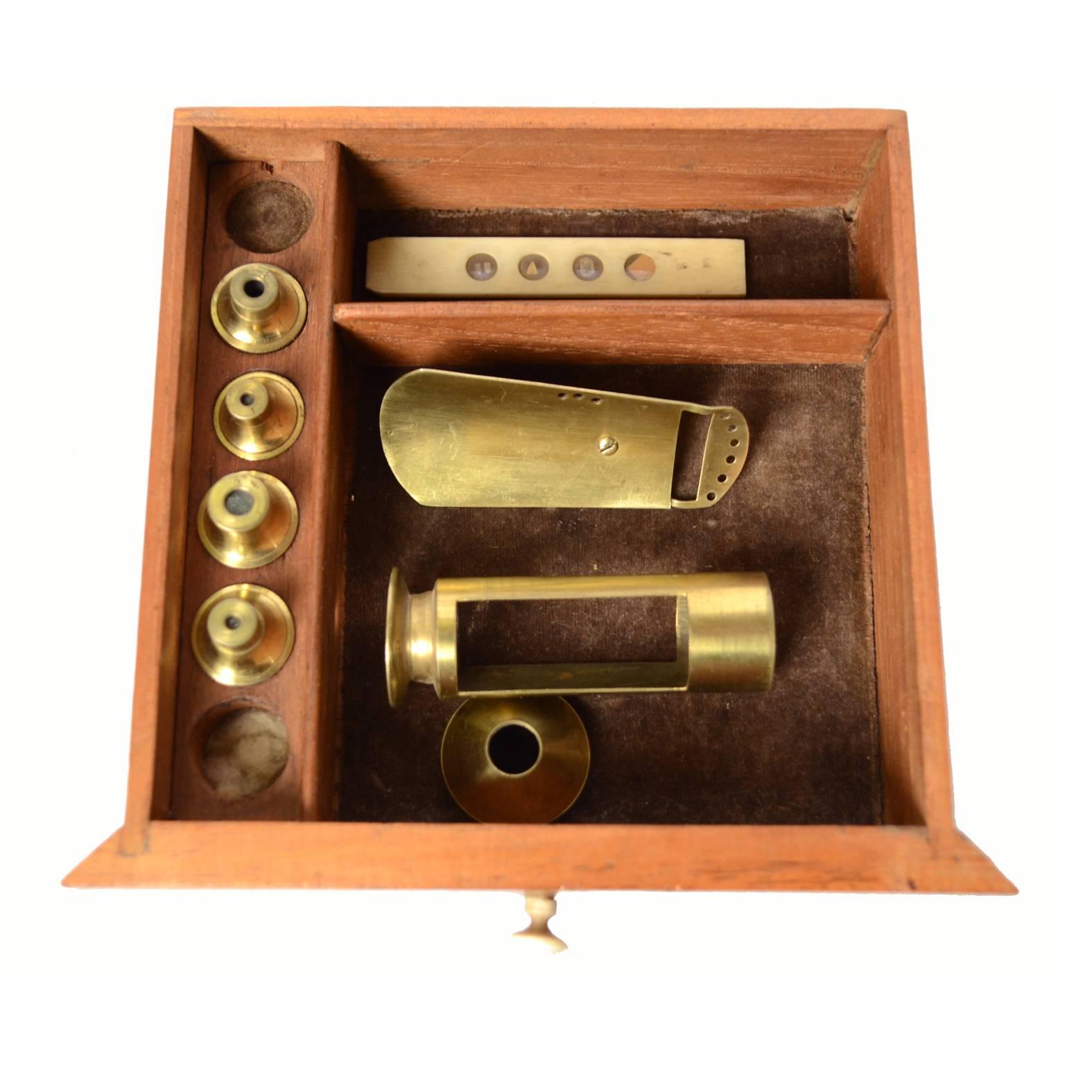 Microscope en laiton et bois:: modèle Culpeper:: vers 1770-1790 4