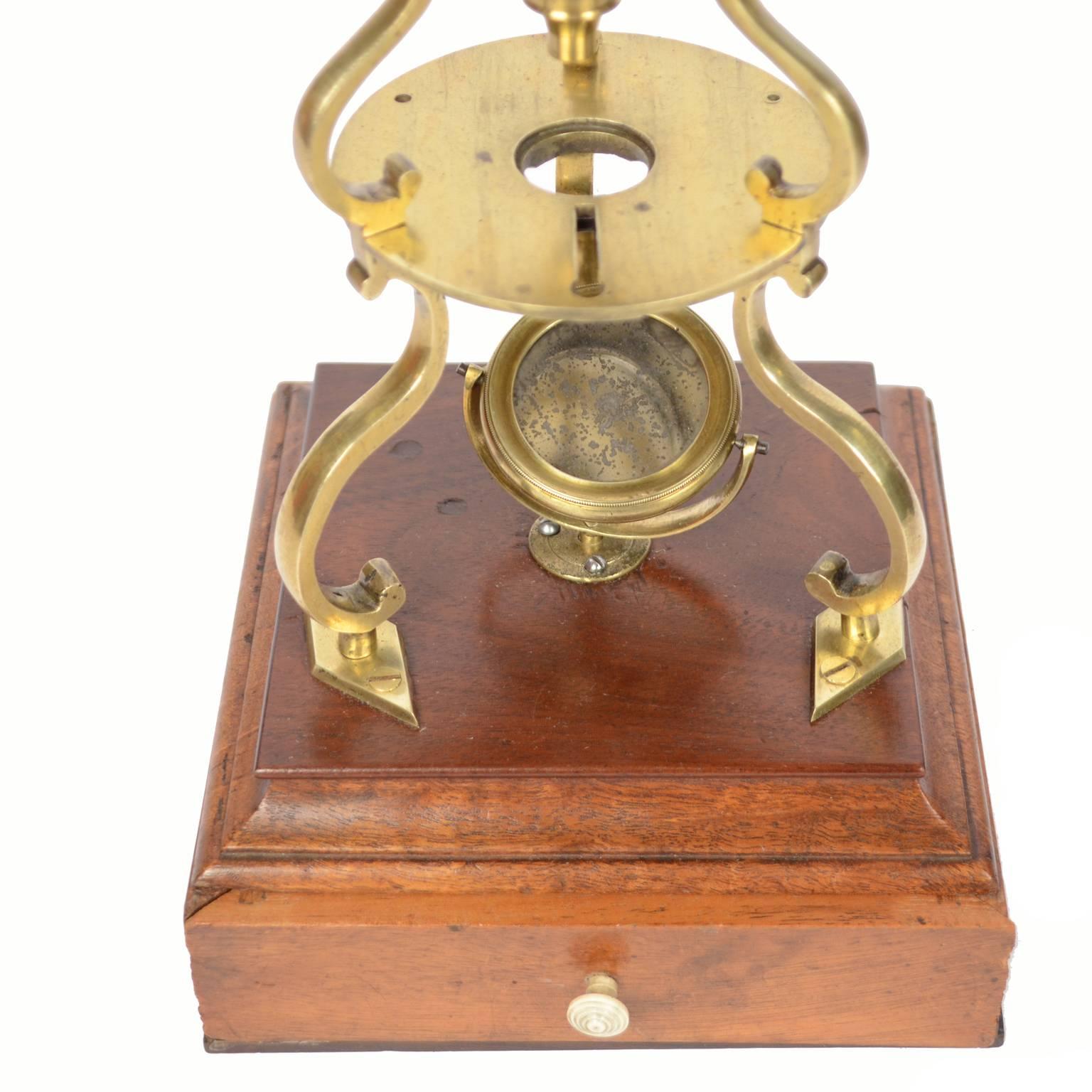 Microscope en laiton et bois:: modèle Culpeper:: vers 1770-1790 5