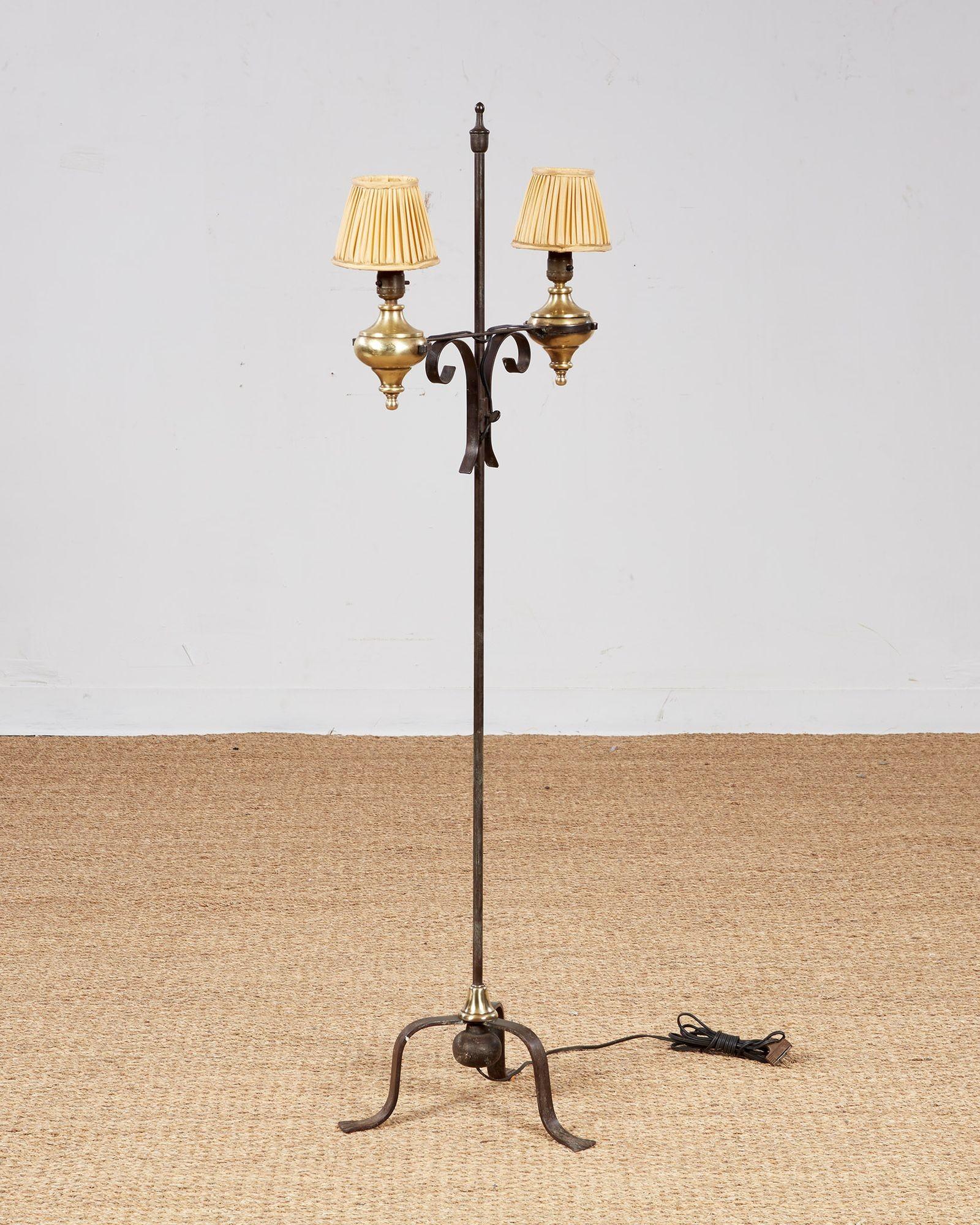 Lampadaire en laiton et fer forgé en vente 4