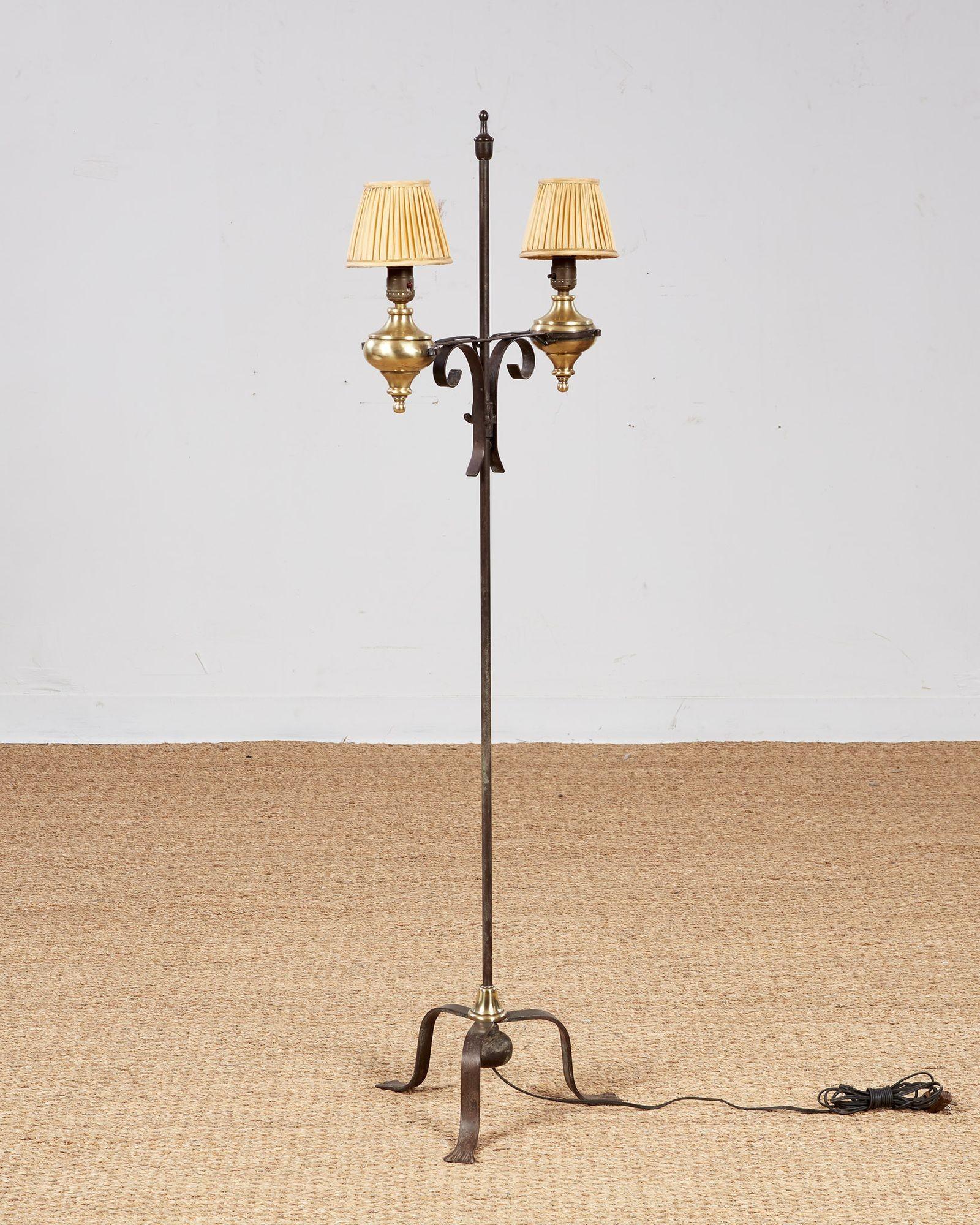 Lampadaire en laiton et fer forgé en vente 7
