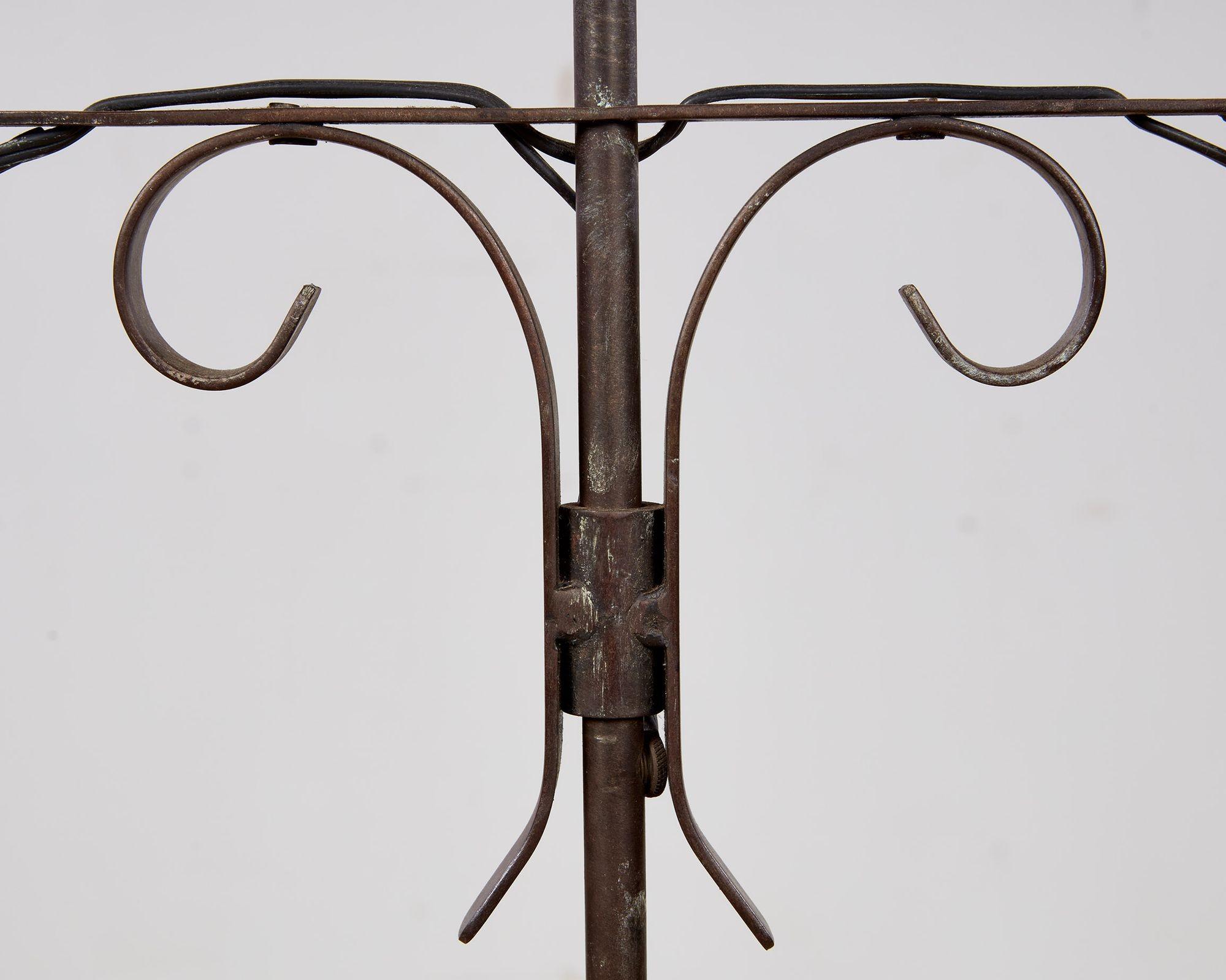 Début du 20ème siècle Lampadaire en laiton et fer forgé en vente