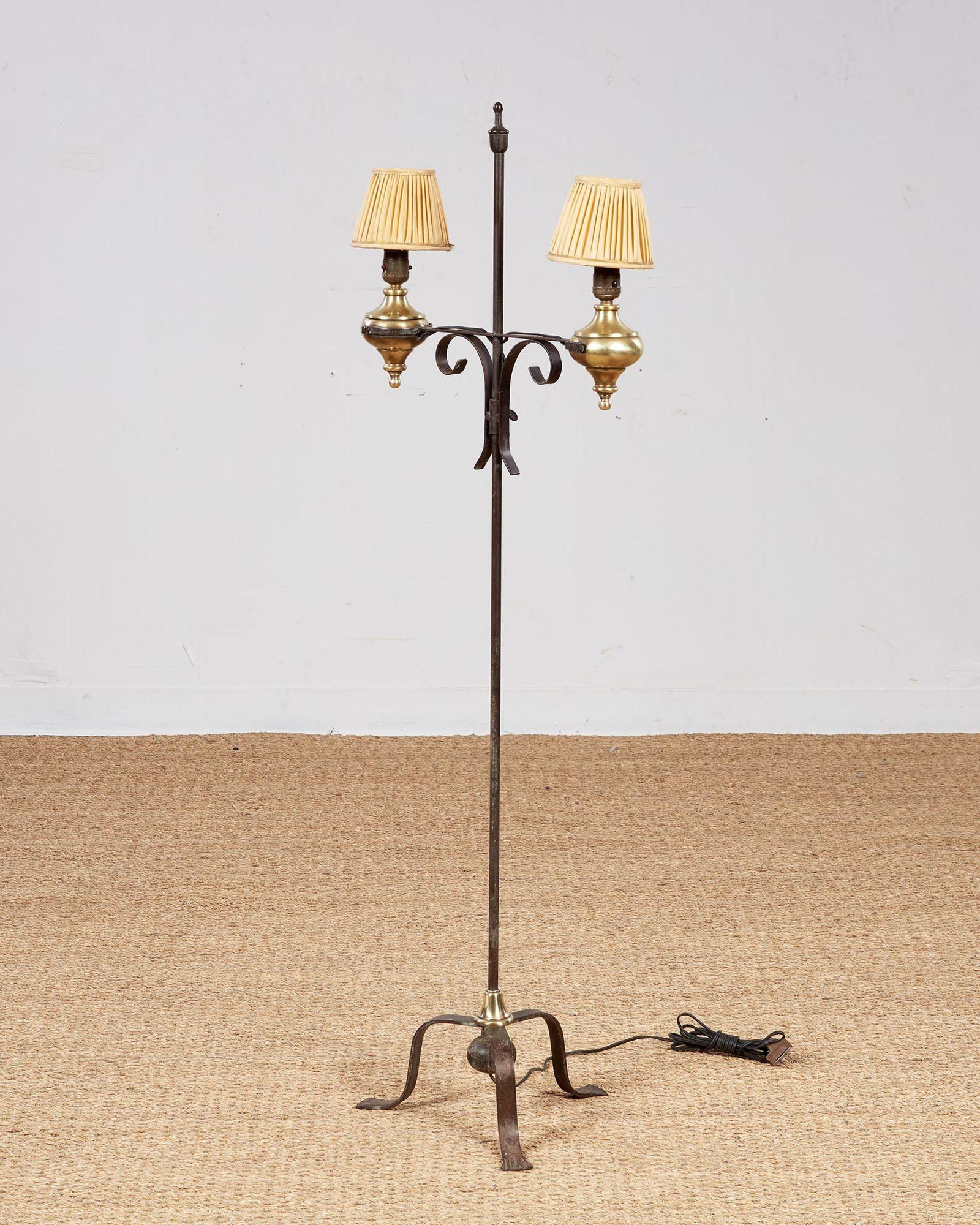 Lampadaire en laiton et fer forgé en vente 2