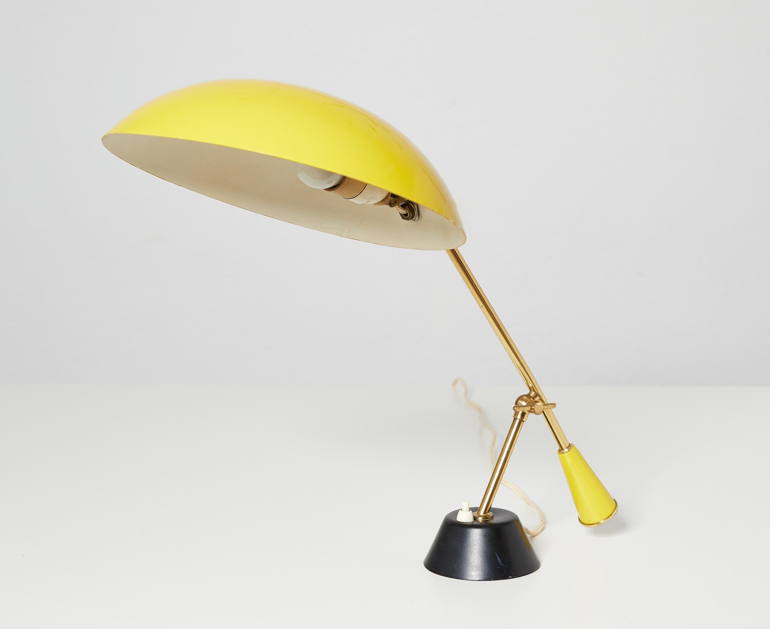 Brass and Yellow Lacquered Metal Table Lamp with Counterweight, Switzerland 1950 In Good Condition In Renens, CH