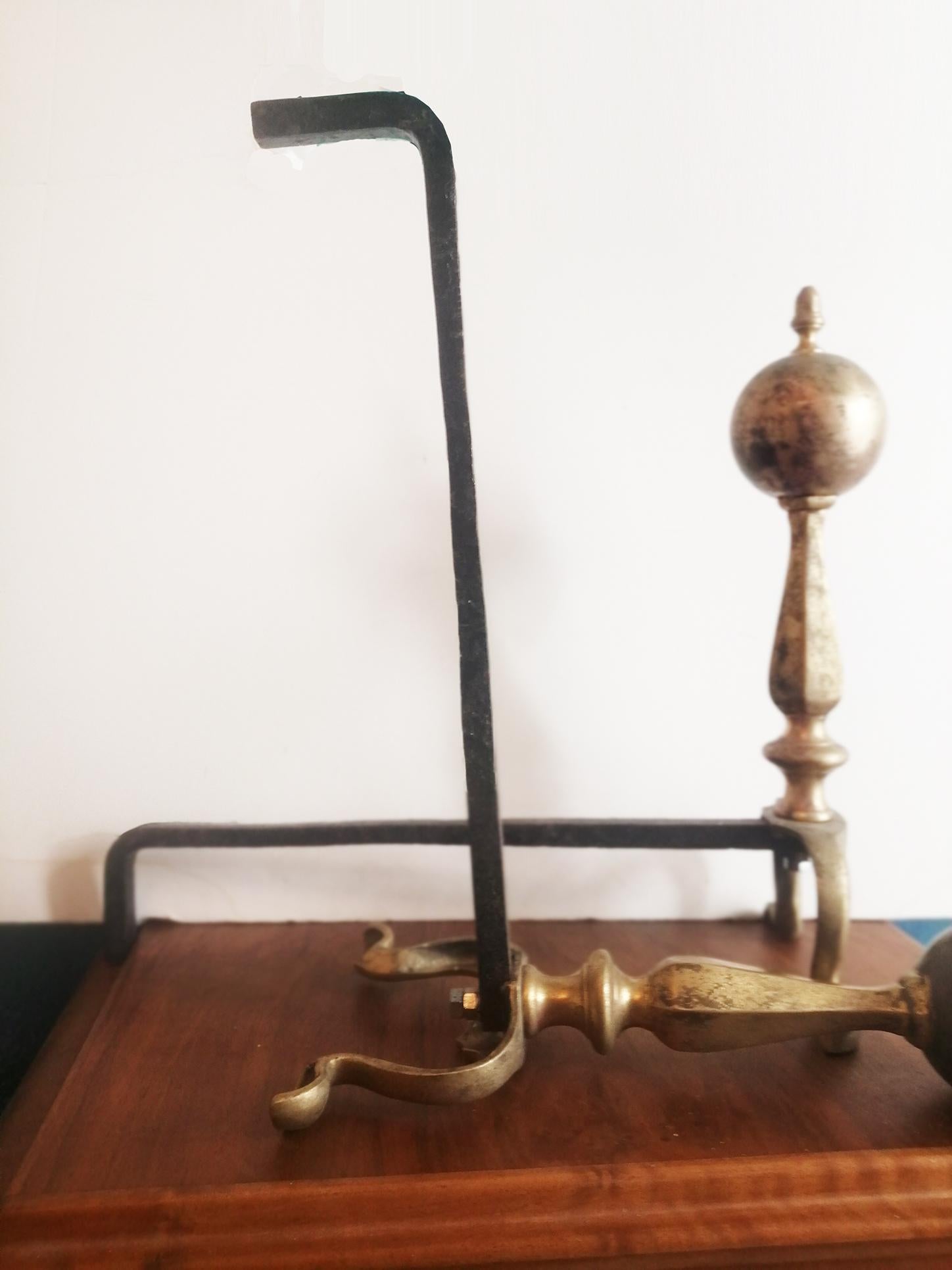 
A pair of English brass and iron andirons, from the first half of the 20th century.

The back is made of wrought iron
and the rest of bronze.

Normal skid due to the passage of time and use

