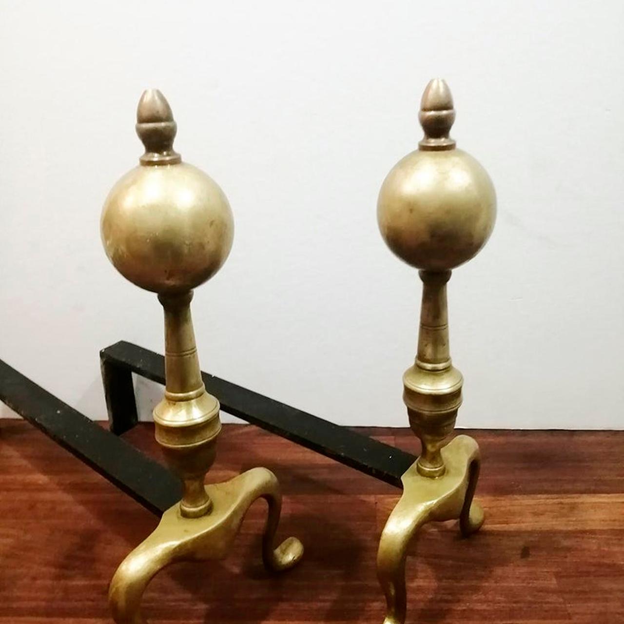 A pair of English brass and iron andirons, from the first half of the 20th century.

The back is made of wrought iron
and the rest of bronze.

Normal skid due to the passage of time and use.
 

