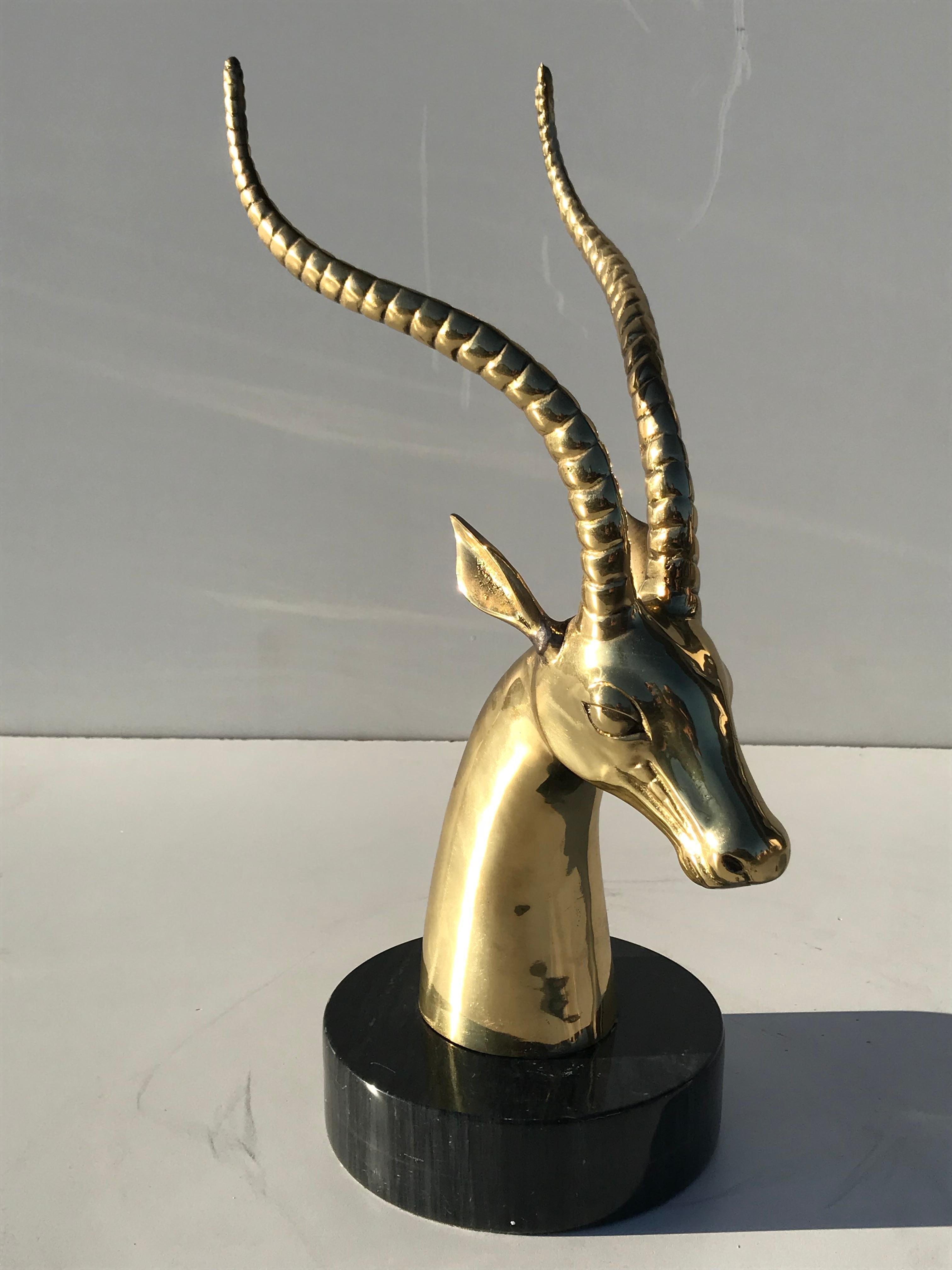 Sculpture serre-livres en laiton avec gazelle et antilope.