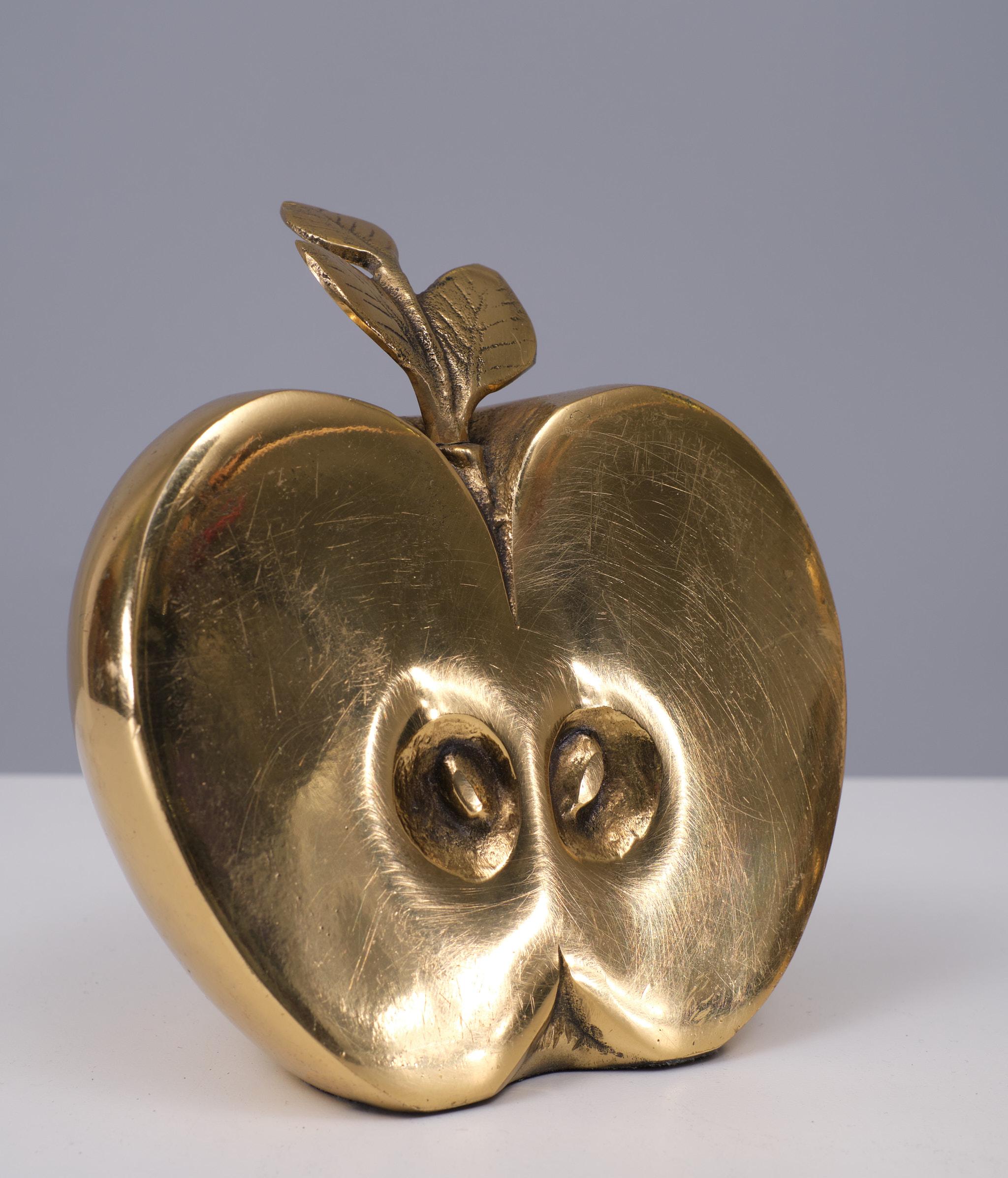 Brass Apple book ends Hollywood Regency Dutch Apko  1970s  In Good Condition For Sale In Den Haag, NL