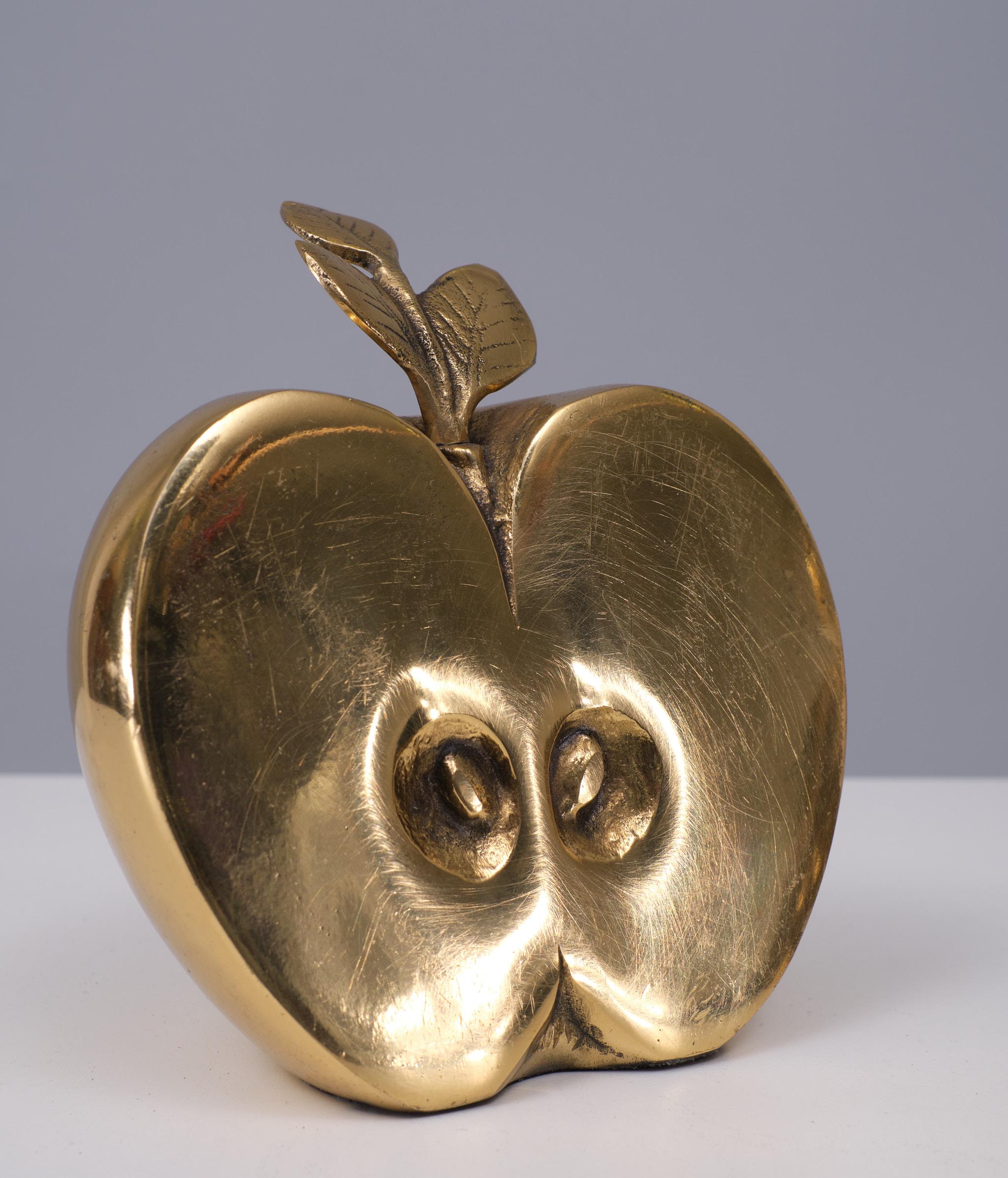 Brass Apple book ends Hollywood Regency Dutch Apko  1970s In Good Condition In Den Haag, NL