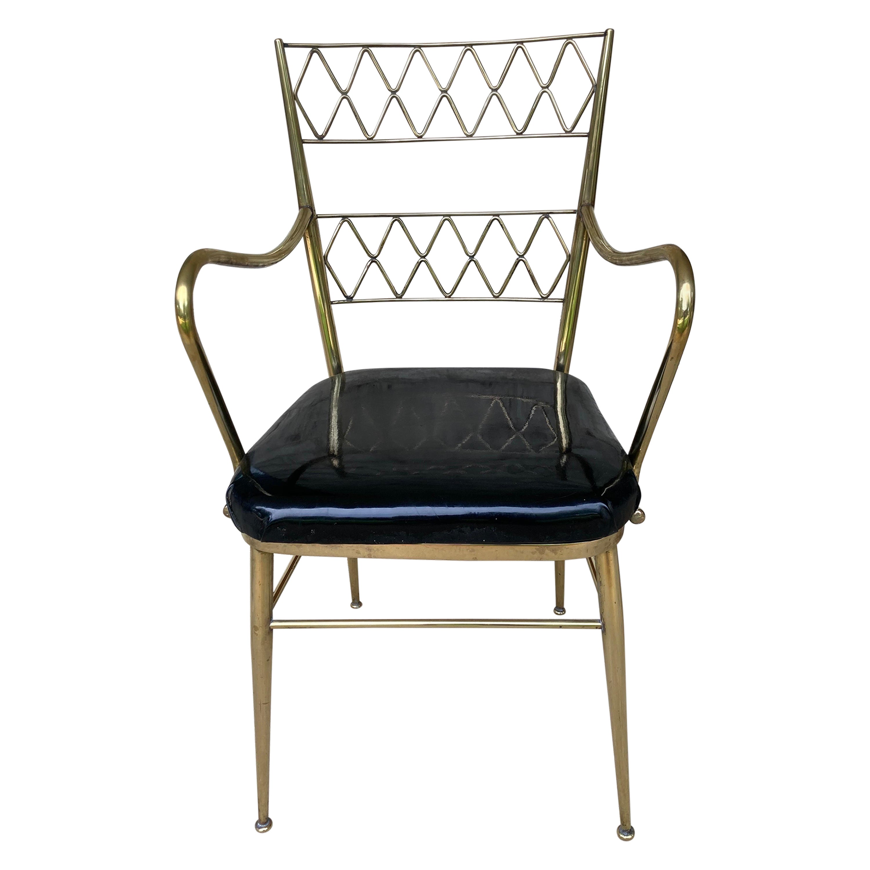 Armlehnstuhl aus Messing mit Sitz aus schwarzem Lackleder im Angebot
