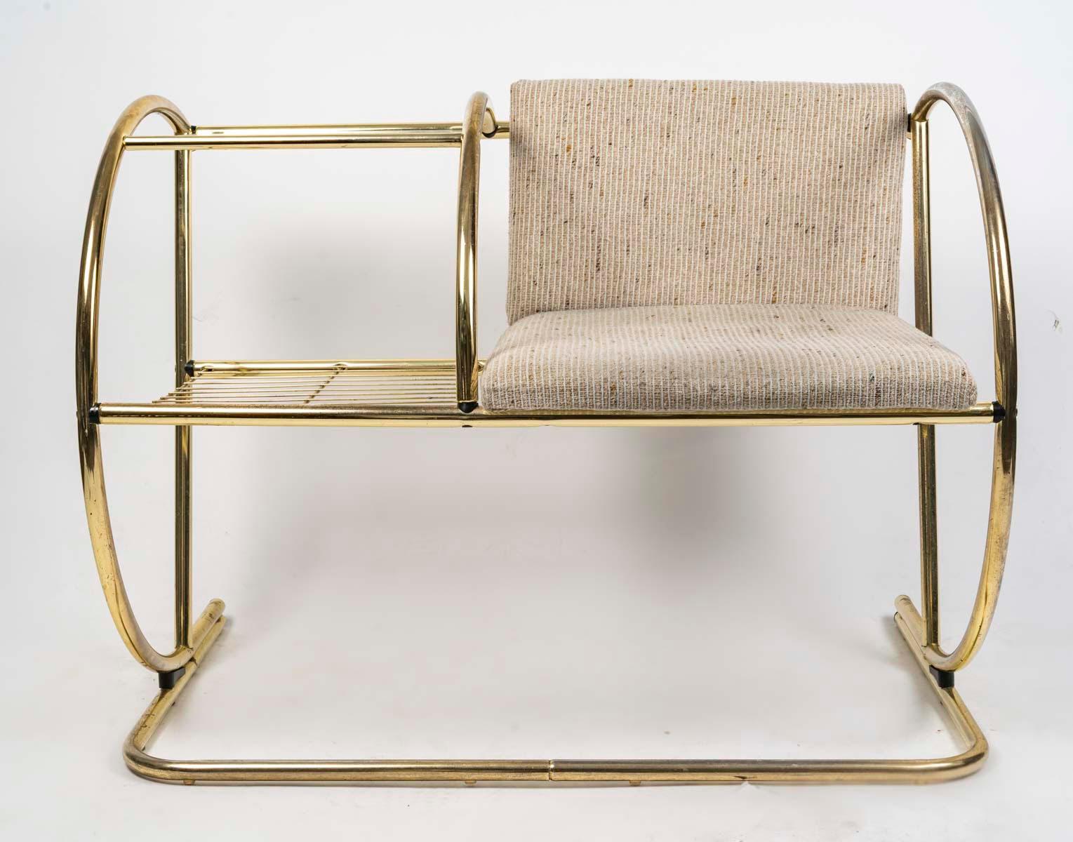 Poltrona e tavolo in ottone, circa 1970, mobili di design.

Poltrona e tavolo integrato in ottone e vetro degli anni '70.
H: 73cm, L: 95cm, P: 45cm
