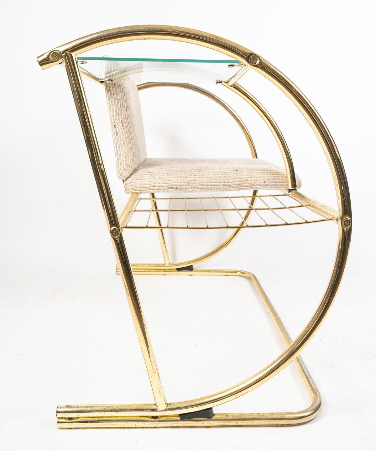 Poltrona e tavolo in ottone, circa 1970, Mobili di design. In condizioni buone in vendita a Saint-Ouen, FR