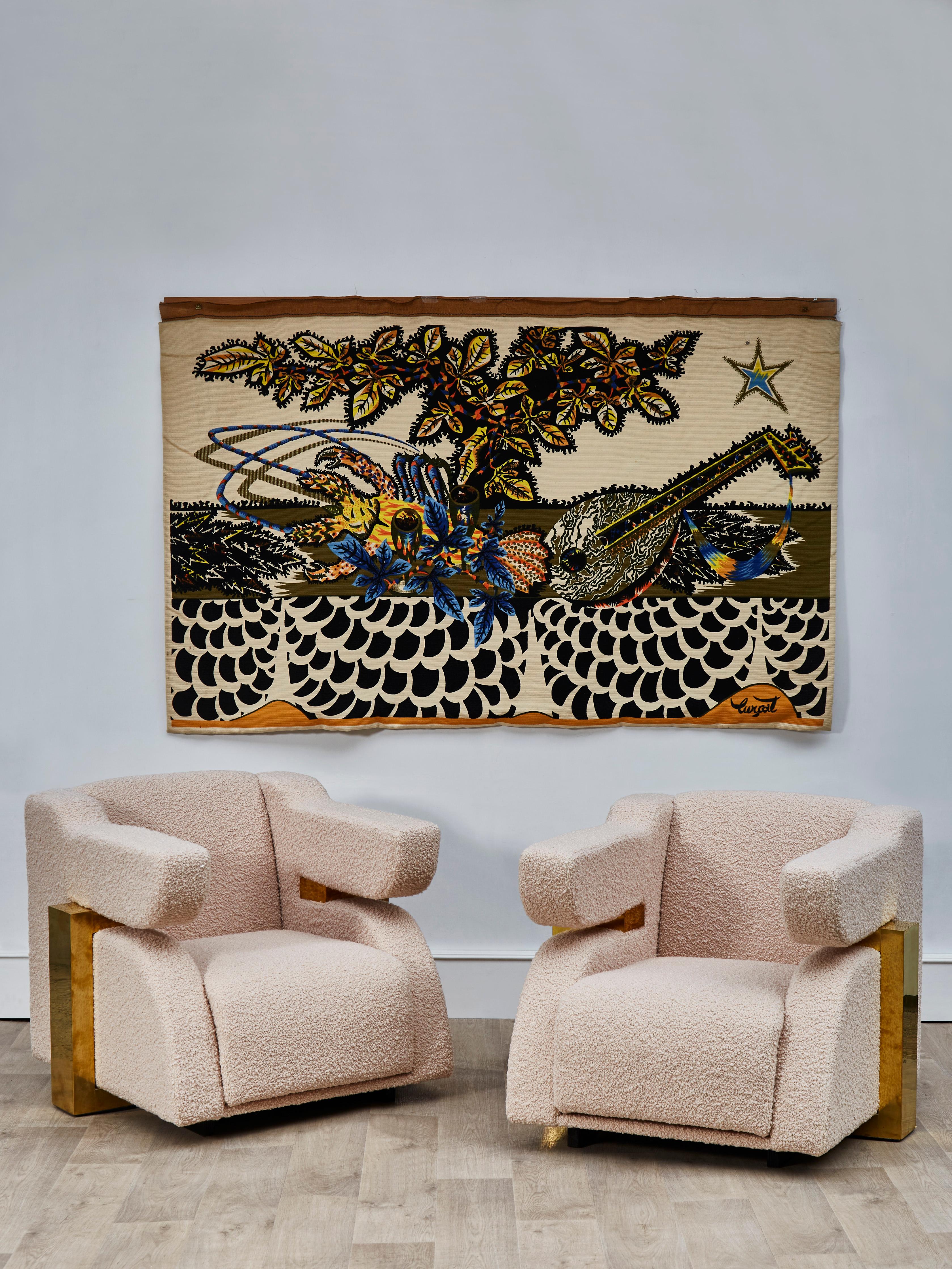 Superbe paire de fauteuils avec une structure en laiton tapissée d'un tissu à bouclette de Pierre Frey.
Création par le Studio Glustin.
(2 paires disponibles).