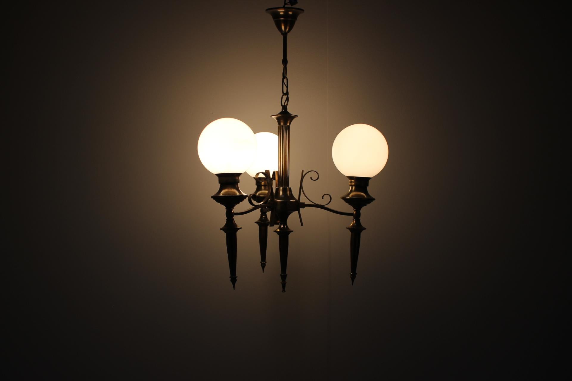 Elegante lampadario in ottone art déco, realizzato negli anni '30 nell'ex Cecoslovacchia.
Realizzato in ottone e vetro, presenta segni di usura e di età.
Perfettamente funzionante, in condizioni originali.
  