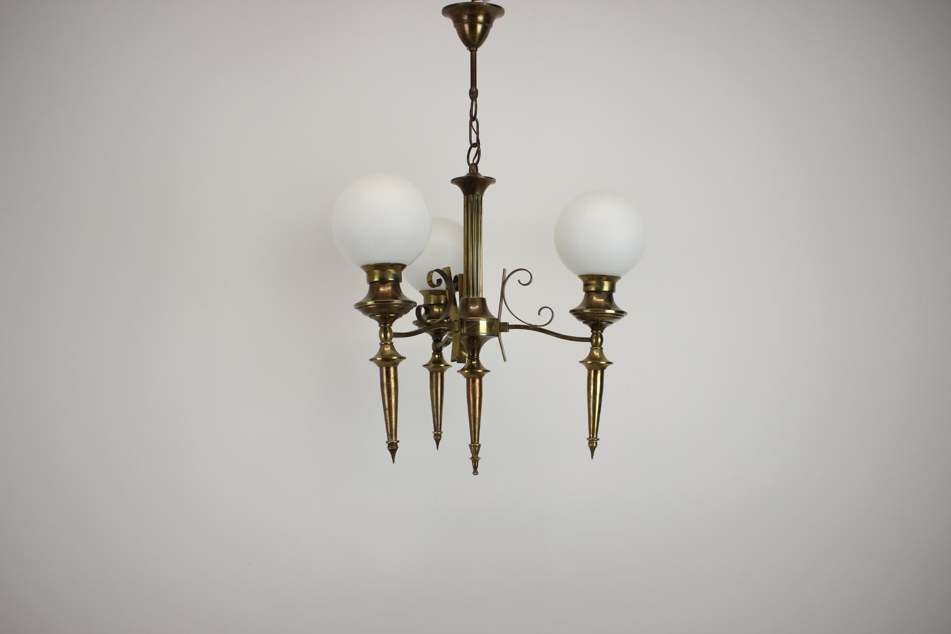 Lampadario Art Deco in ottone, anni '30, Cecoslovacchia In condizioni buone in vendita a Praha, CZ