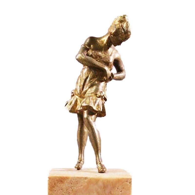 Questa elegante scultura in ottone Art Deco di una flapper girl presenta una figura graziosamente posata in cima a un obelisco di marmo color pesca. Il pezzo emana un fascino anni '20 con dettagli intricati e fascino vintage. Alta 10 pollici, questa