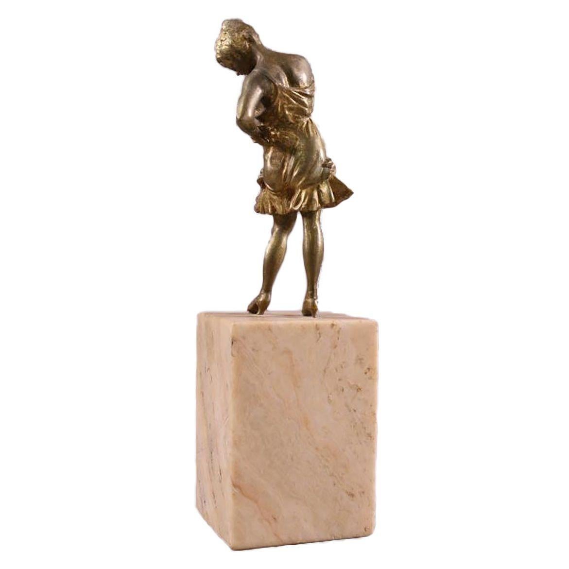 Brass Art Deco Flapper Girl Sculpture on Peach Marble obelisk In Excellent Condition For Sale In Van Nuys, CA