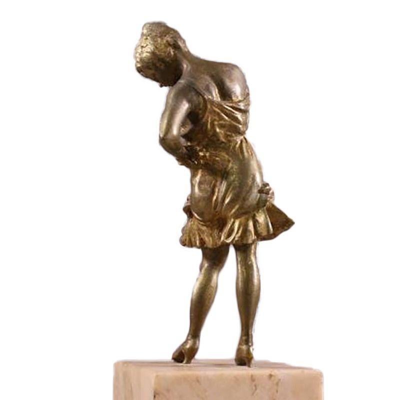 Ottone Scultura in ottone Art Deco Flapper Girl su obelisco in marmo di pesca in vendita