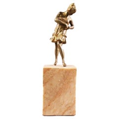 Messing Art Deco Flapper Girl Skulptur auf Pfirsich Marmor Obelisk